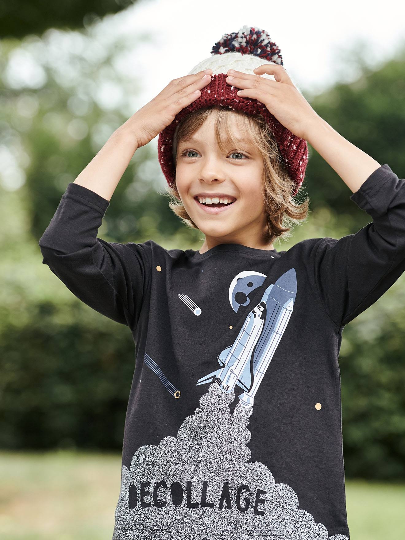 Camiseta infantil masculina preta lisa com estampa de nave espacial grande.