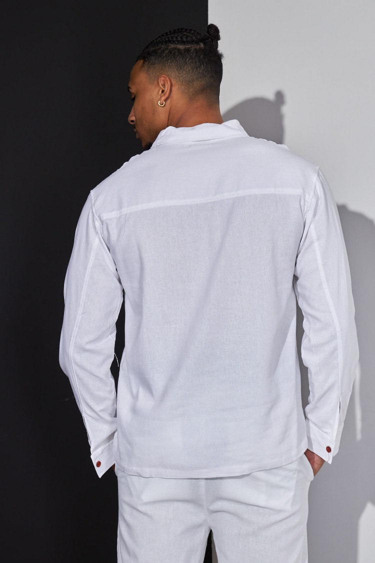 Chemise en lin blanche à boutons rouge