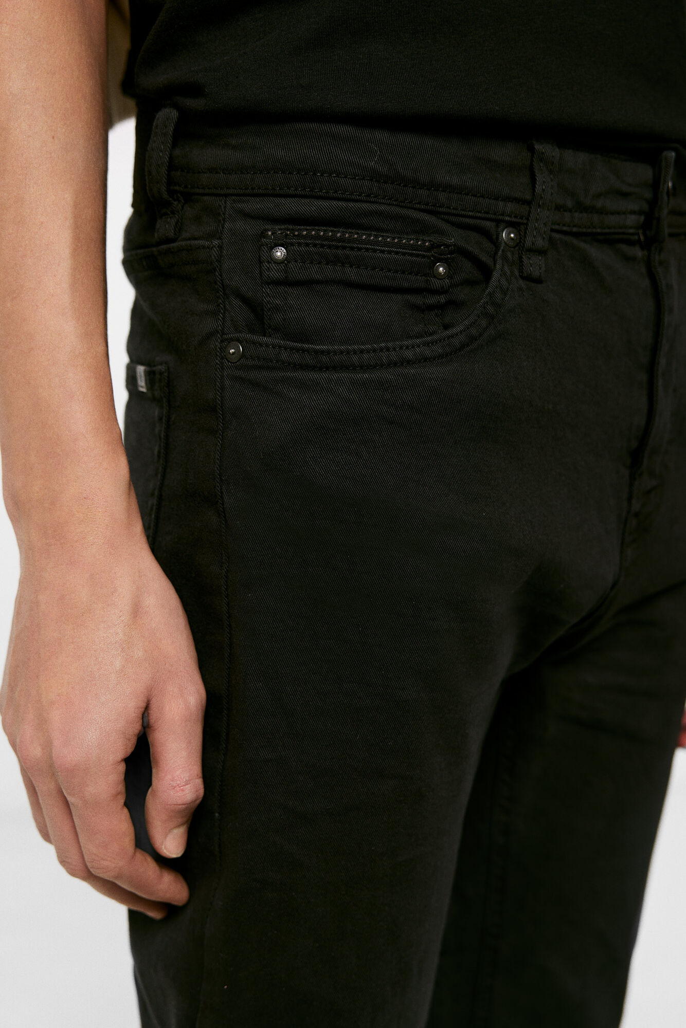 Calça de cinco bolsos com lavagem slim-fit