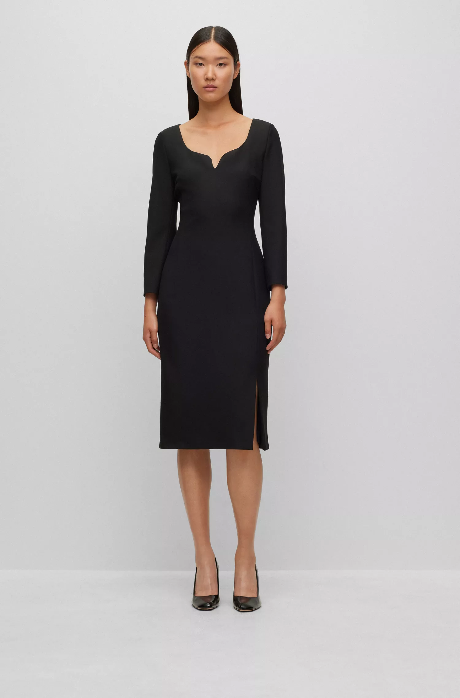 Vestido preto de alfaiataria BOSS com decote diferenciado.