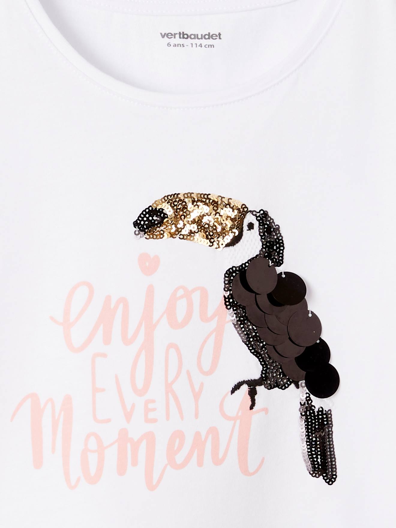 Camiseta infantil com lantejoulas e bordados, lisa, branca clara com estampas.
