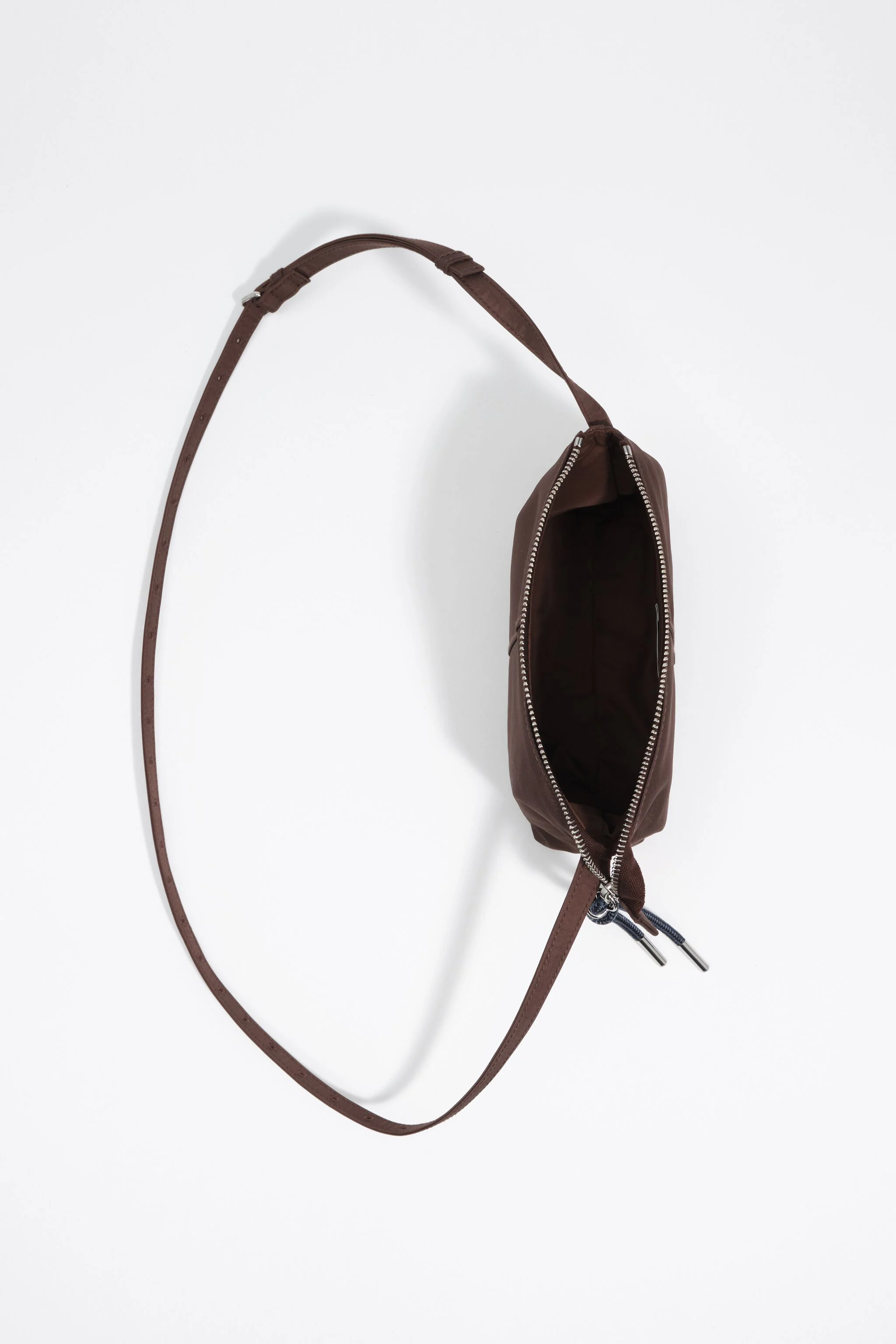 Bolsa transversal mini em nylon cor mocha