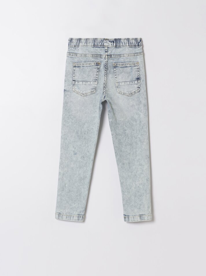 Calça jeans jogger confortável com rasgos - Azul claro