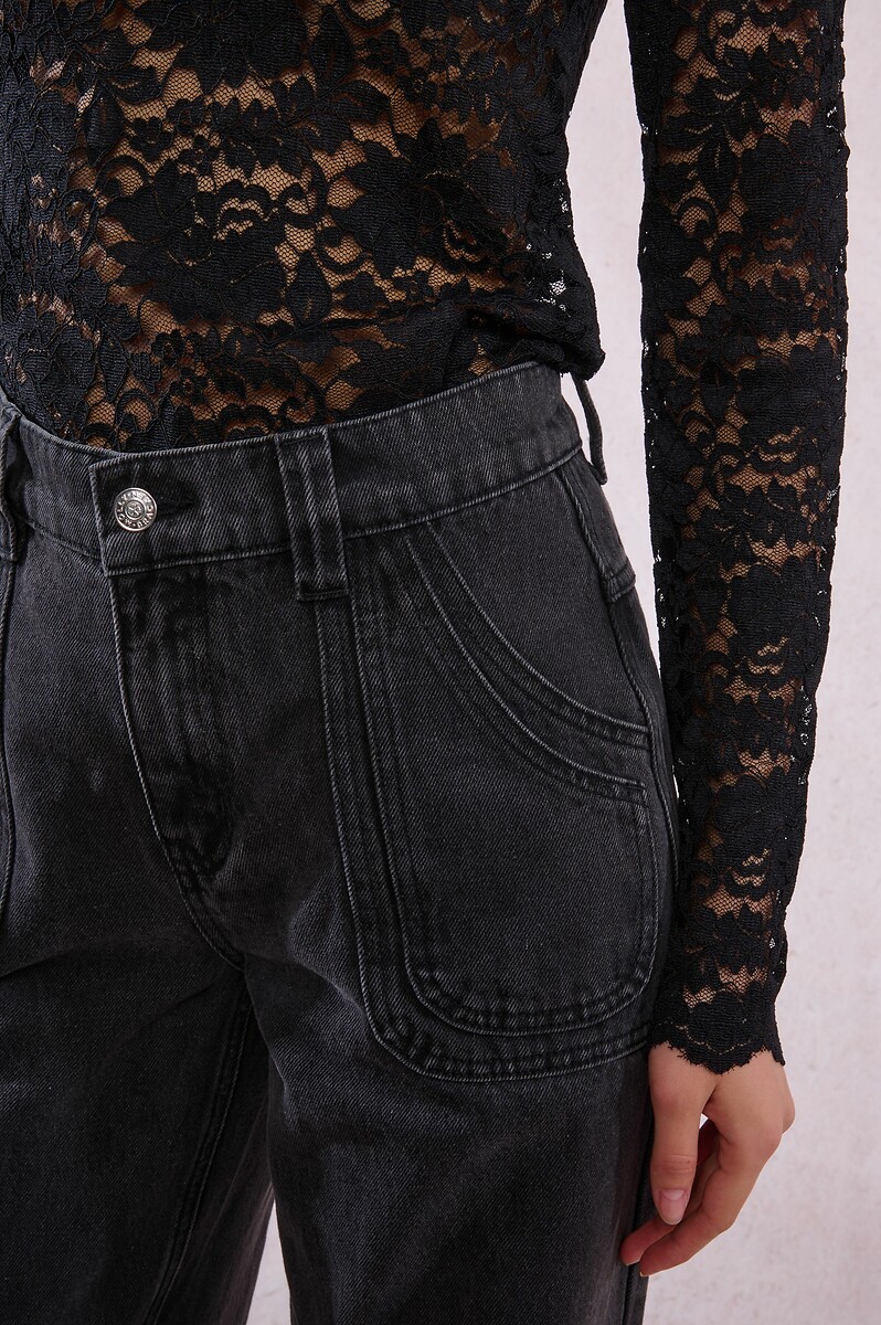 MOLLY BRACKEN<br>Calça jeans de perna larga, crua e acolchoada