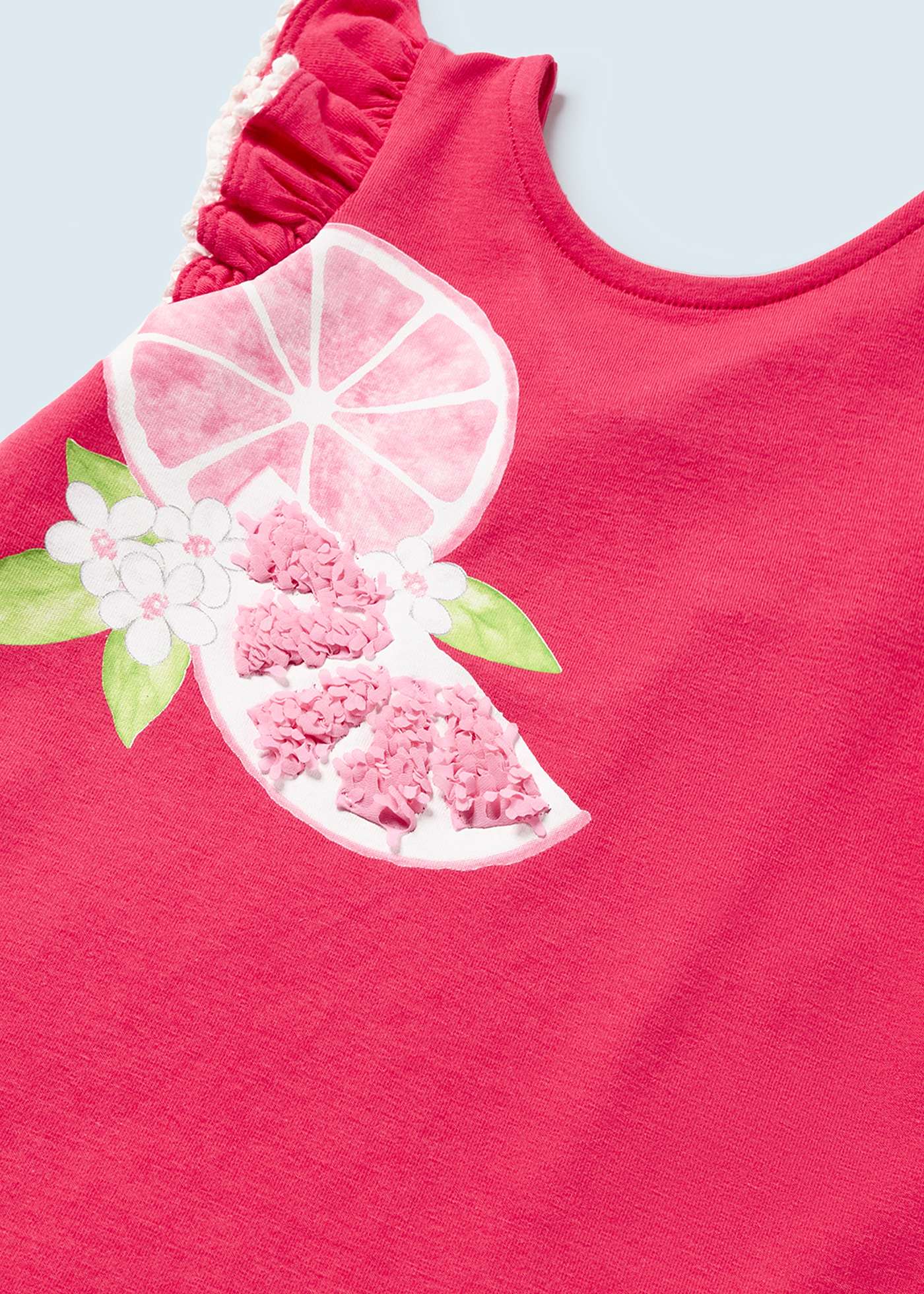 Vestido infantil com estampa feita de algodão sustentável.