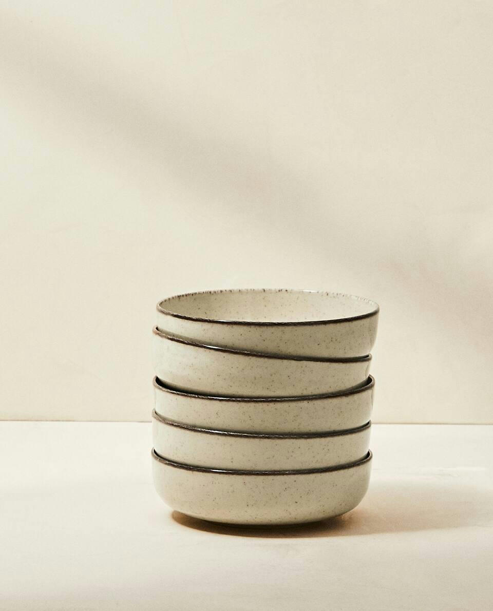 Tigela de porcelana com borda de acabamento antigo