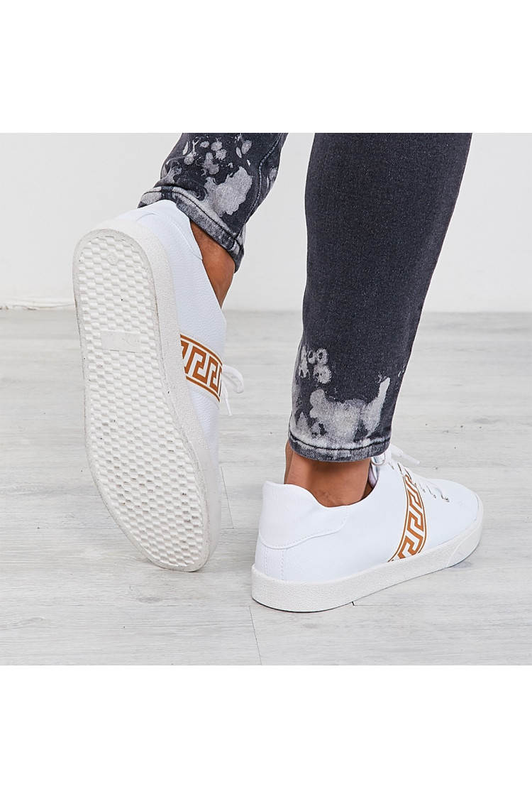 Baskets blanches avec bande à motif grec