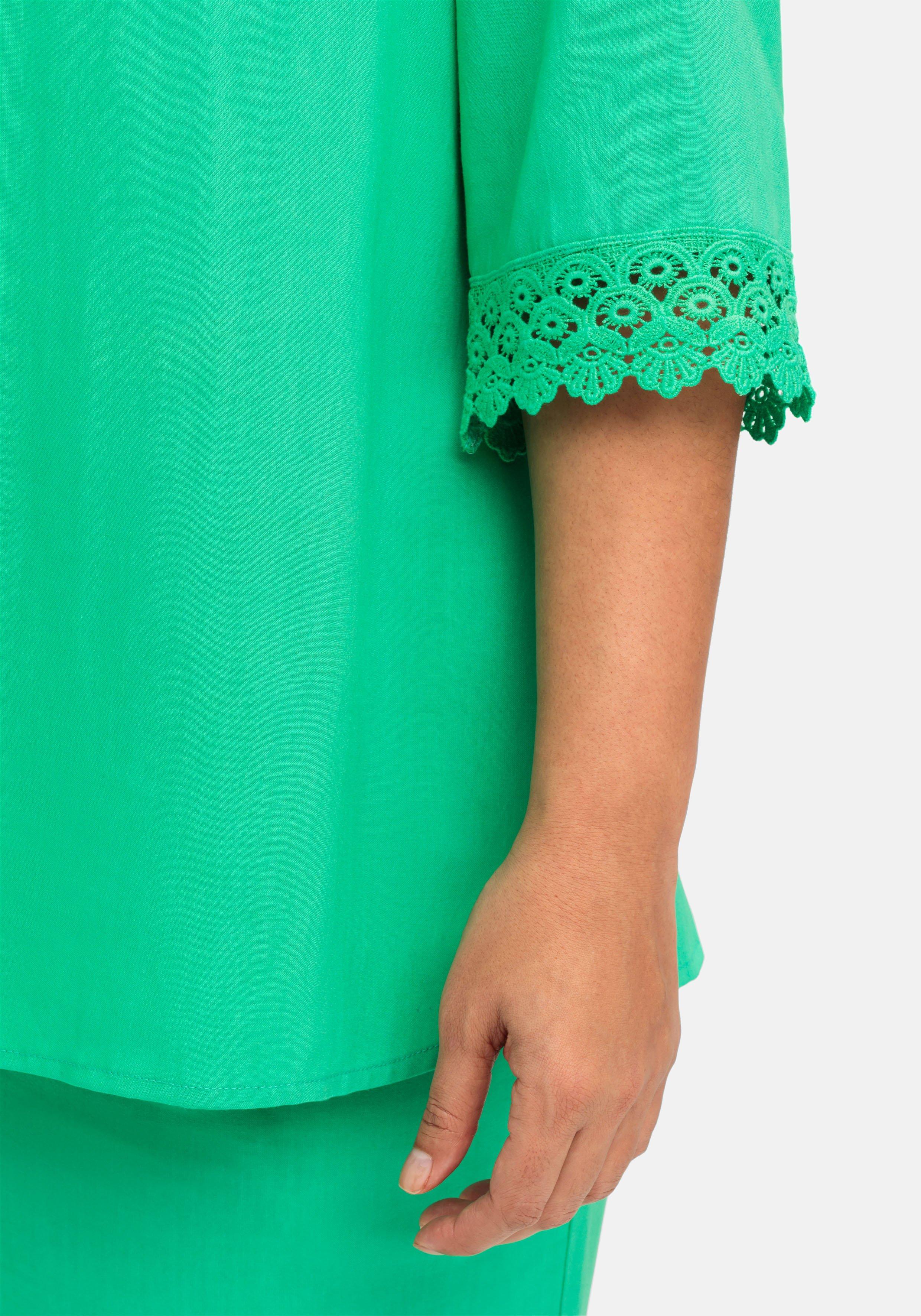 Bluse mit Spitzenkante am Ärmelsaum