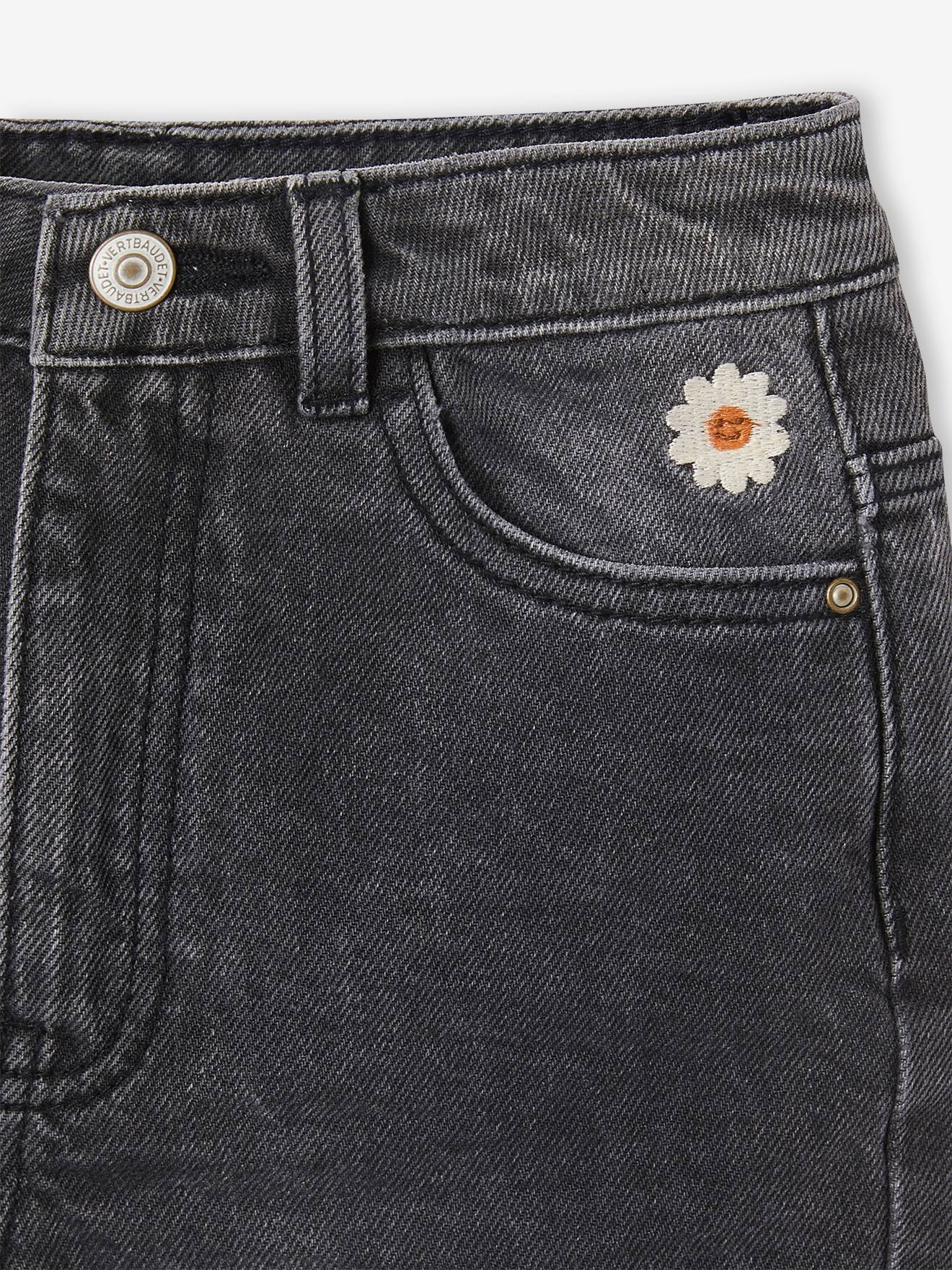 Calça jeans folgada estilo boyfriend para uma garota que curte maconha.