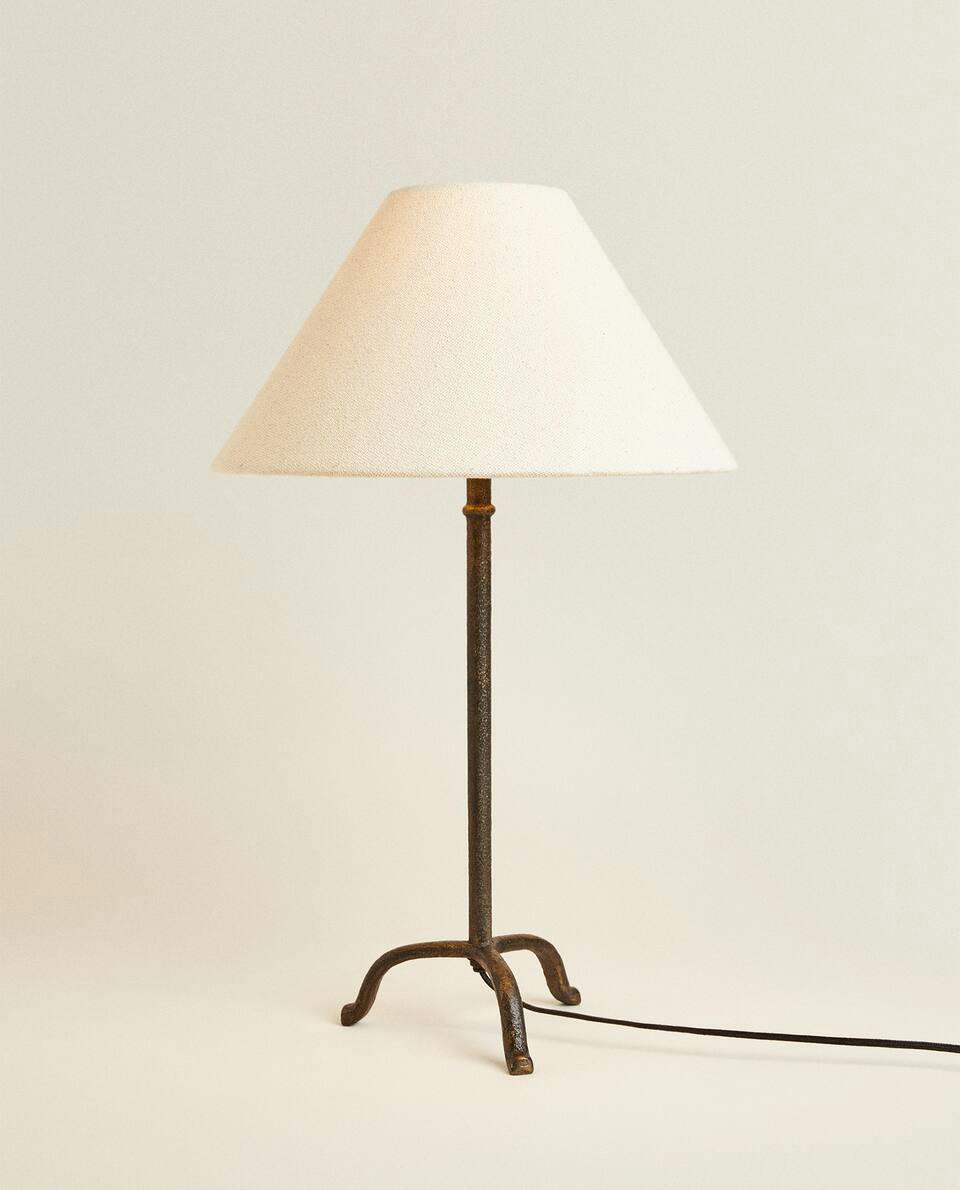 LUMINÁRIA COM BASE DE TRIPÉ