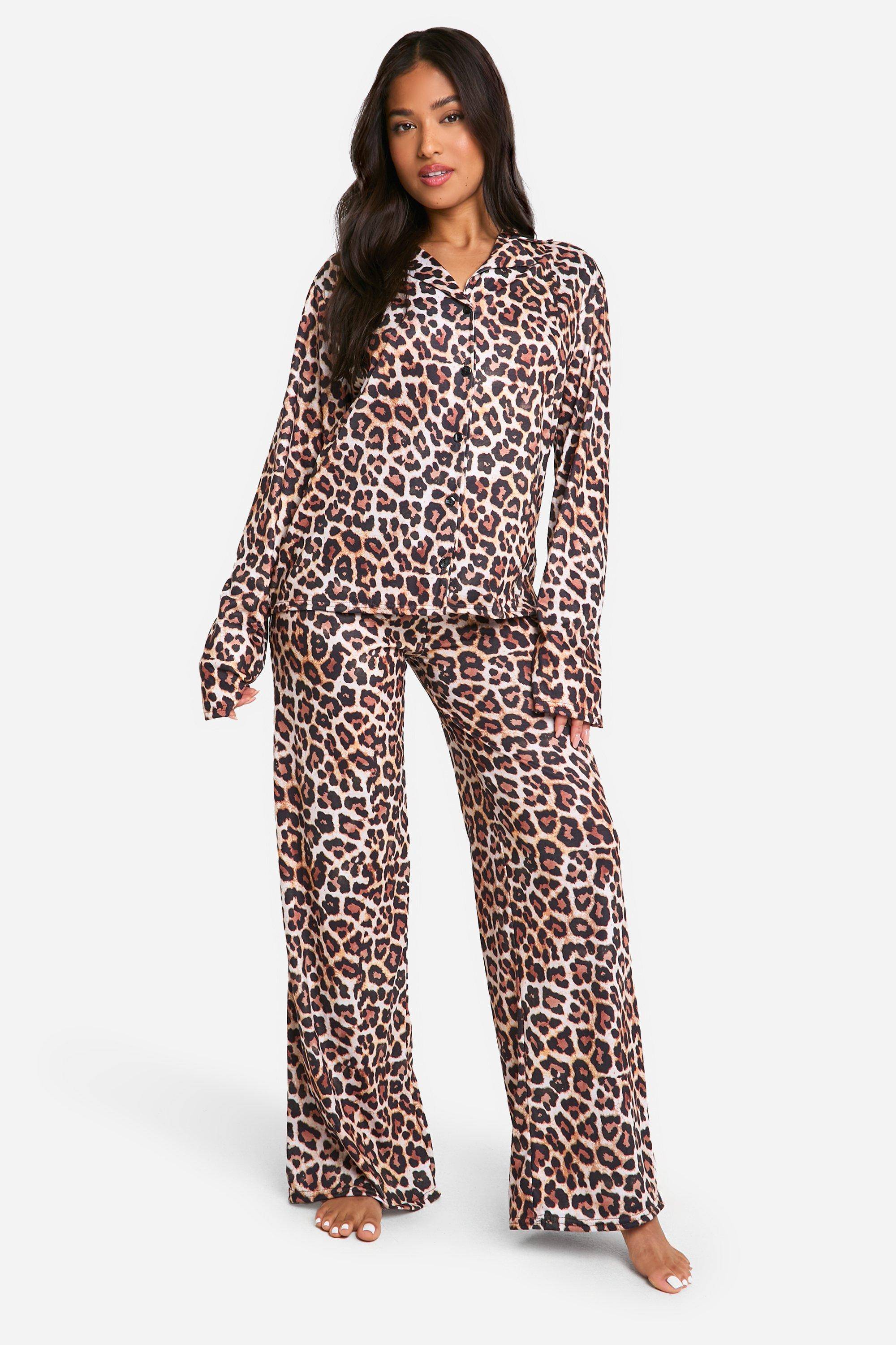 boohoo Ensemble pyjama pour petites tailles avec chemise à manches longues et pantalon imprimé léopard