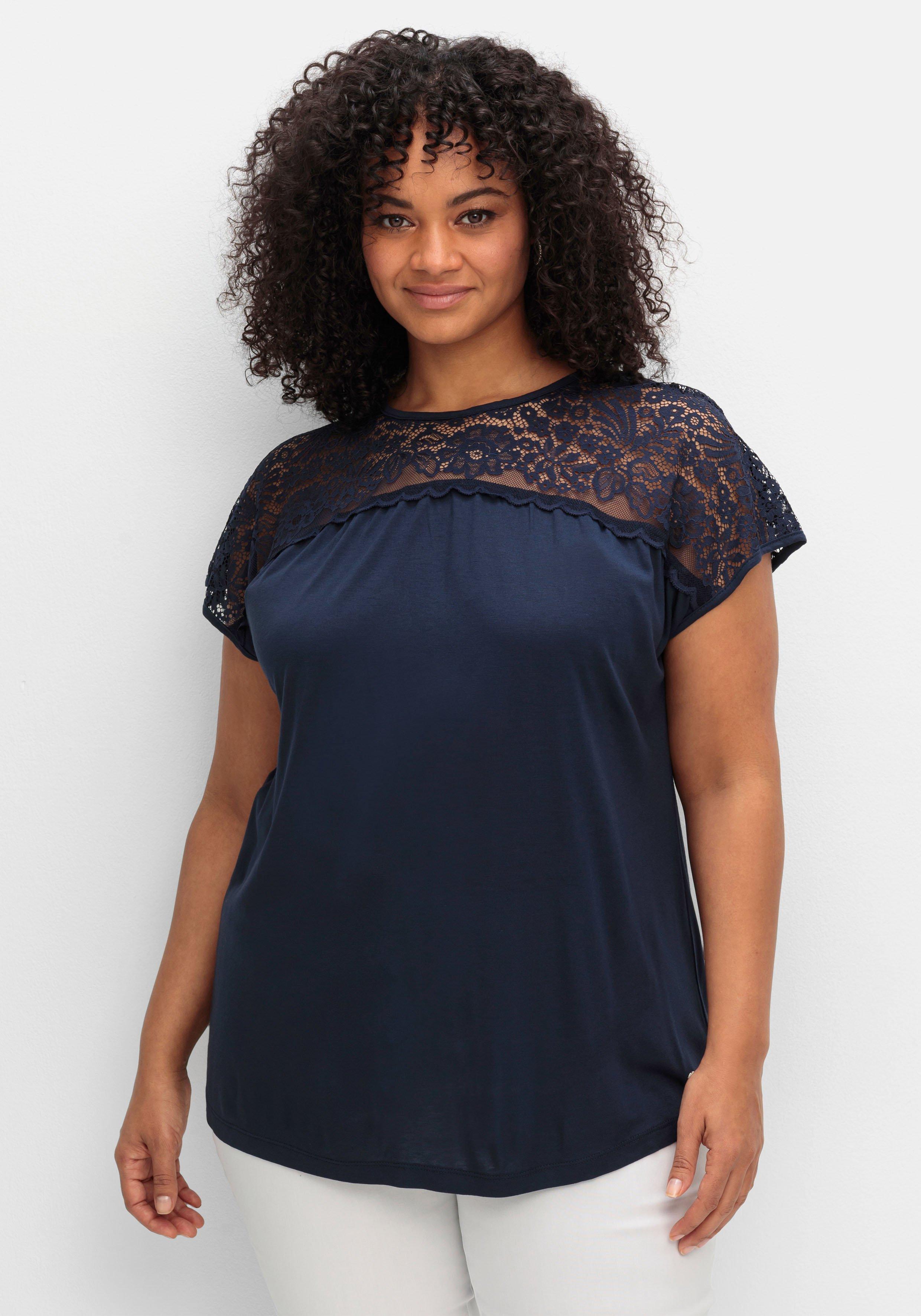 Shirt mit Spitzenpasse an der Schulterpartie