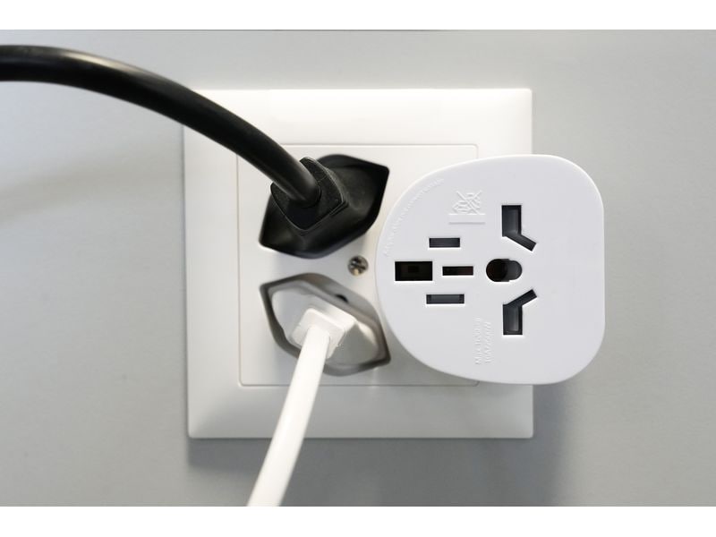 FURBER.power Reiseadapter Welt – CH, Schwarz Steckdosenadapter