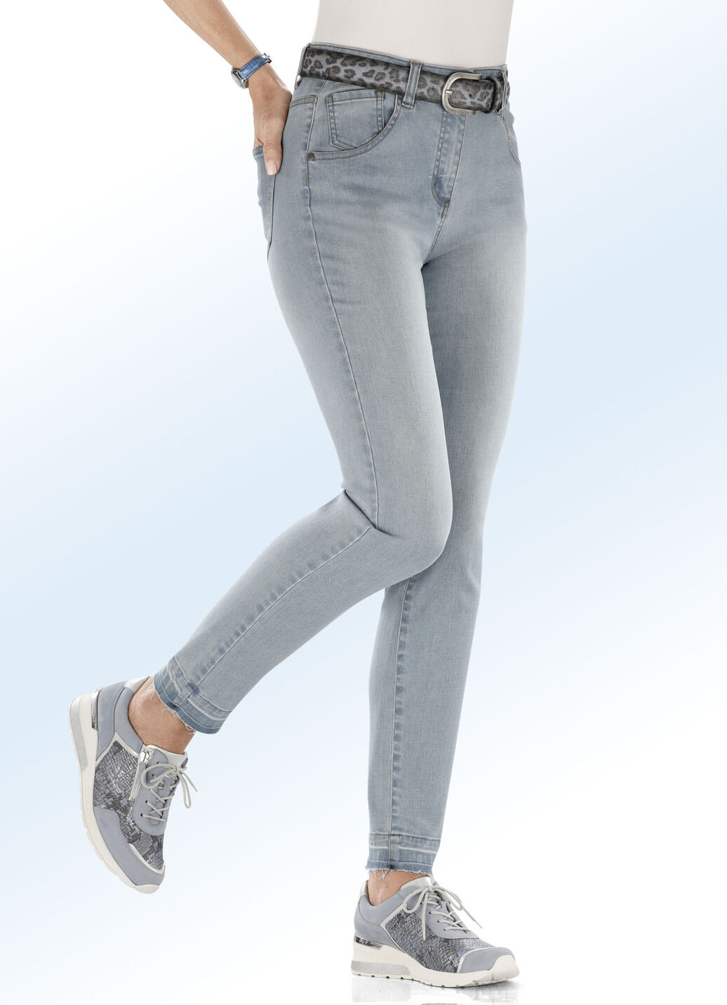 Knöchellange Jeans mit modischer Saumfärbung