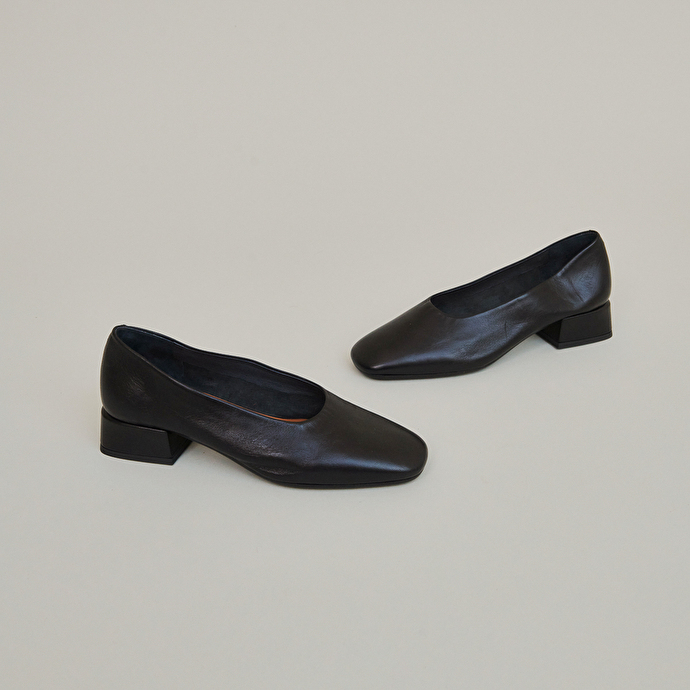 Ballerines à petits talons et bouts carrés  en cuir noir