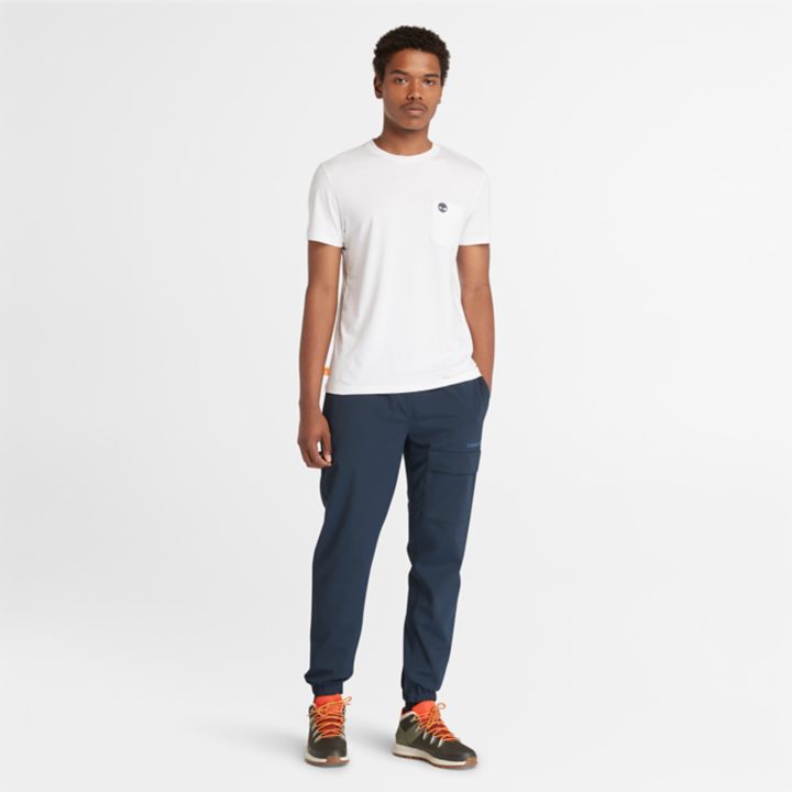 Camiseta masculina Dunstan River Pocket na cor branca.