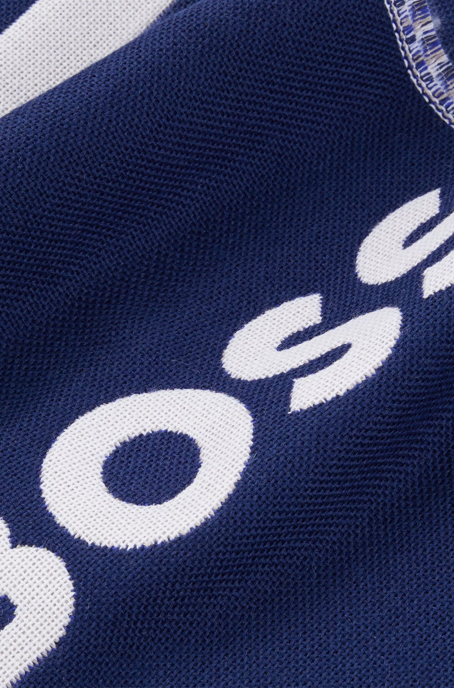 Cachecol BOSS Orange com o logotipo da BOSS x NFL e a marca Dallas Cowboys.
