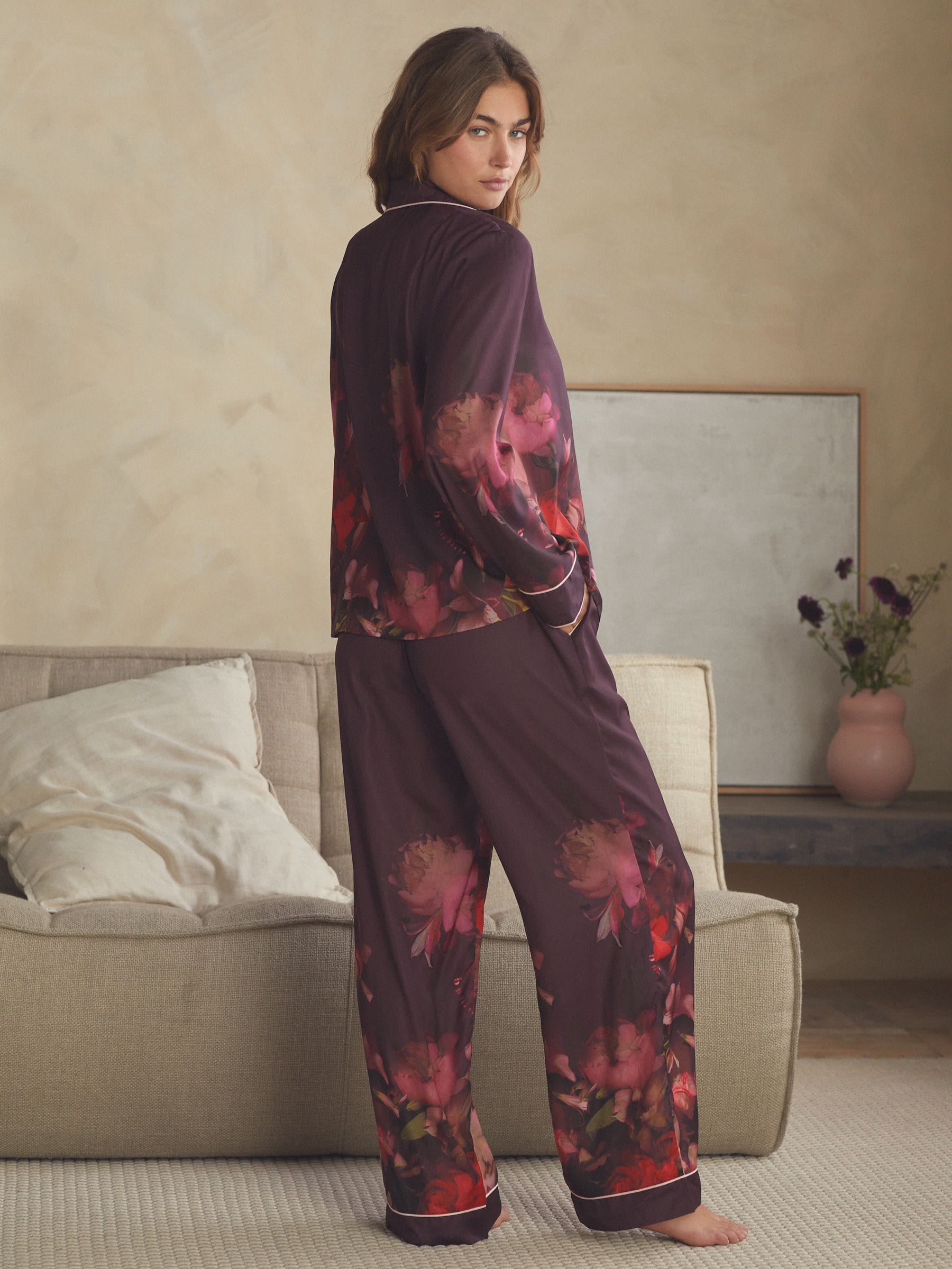 Bordeauxrood gebloemd - B by Ted Baker - Satijnen pyjama met knopen