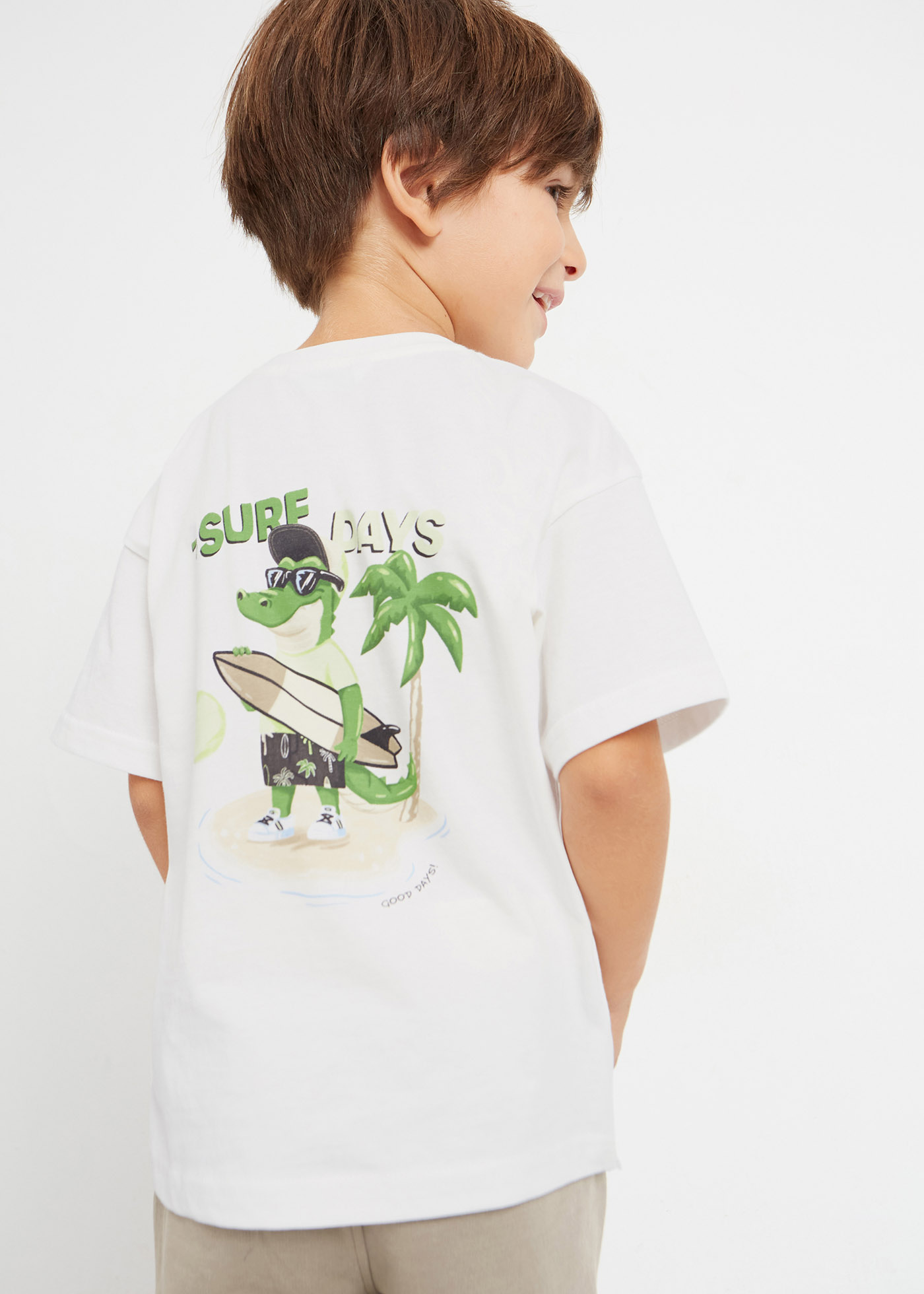 Camiseta infantil masculina em algodão sustentável com estampa.