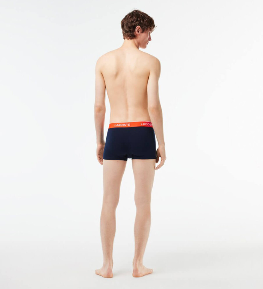 Conjunto de 3 cuecas boxer Lacoste com cós contrastante na cor azul marinho.