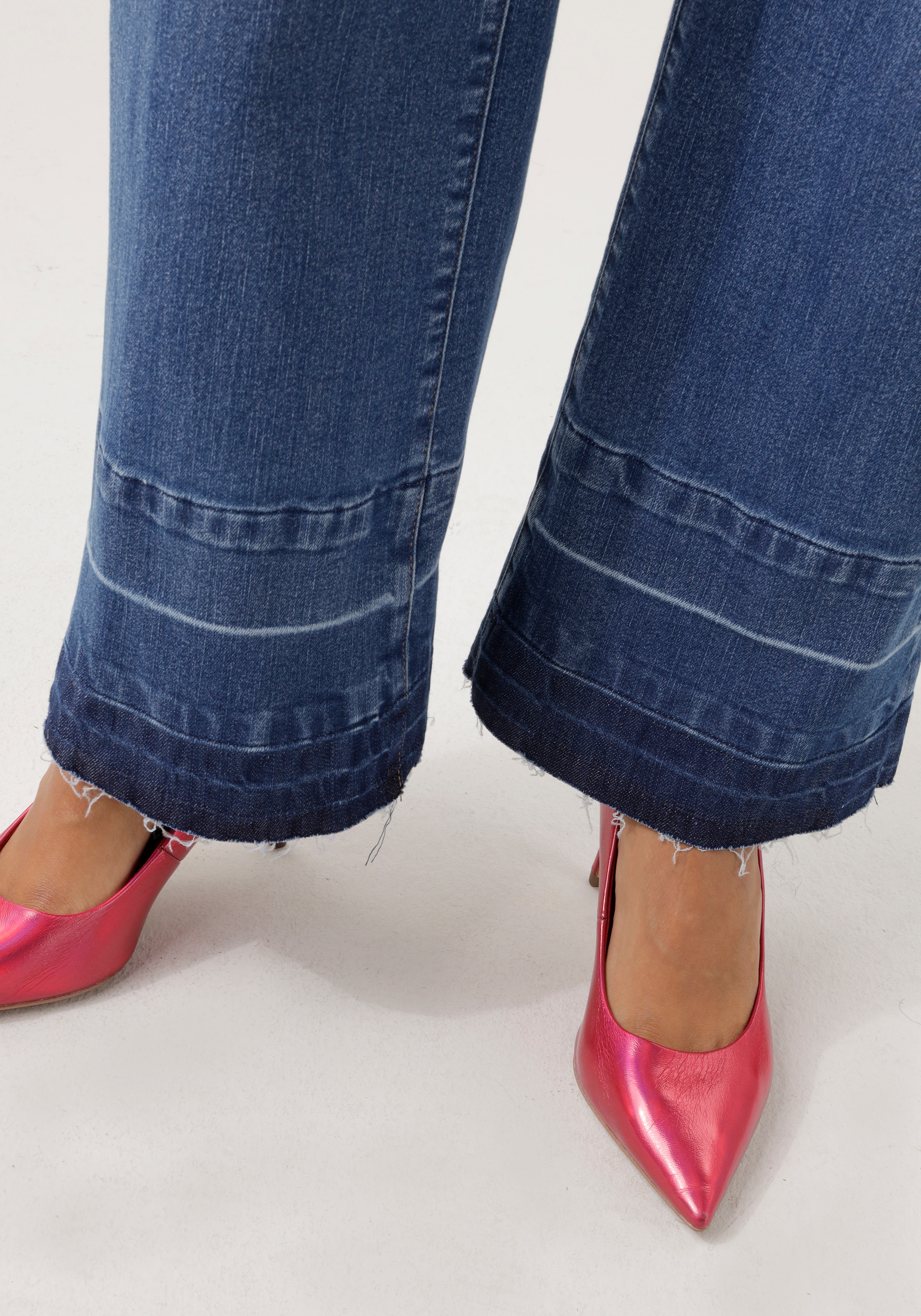 Aniston CASUAL Straight-Jeans , mit trendiger Waschung am leicht ausgefranstem Saum