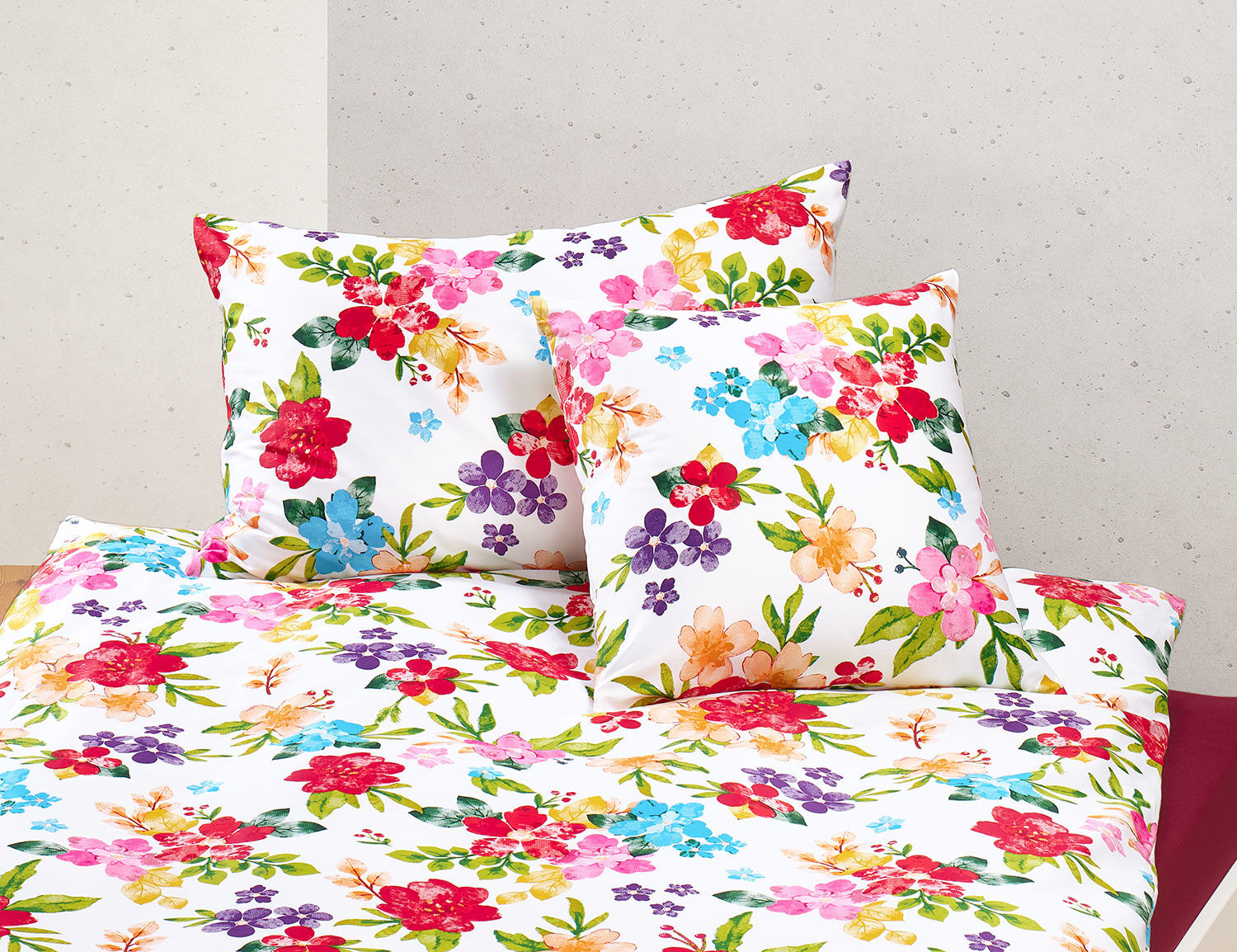 Bettwäsche mit bunten Blumen