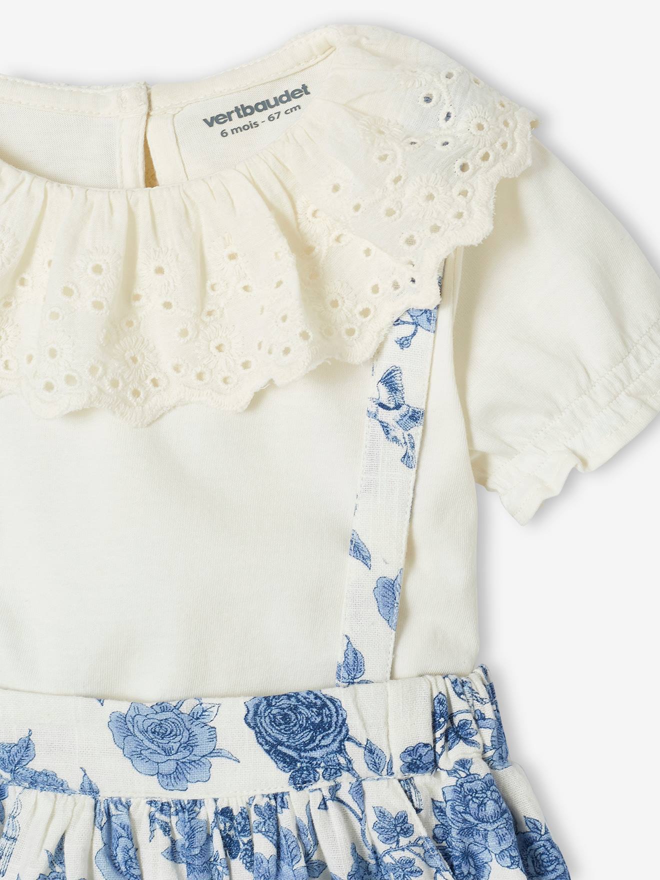 Roupa para festa de bebê: saia e camiseta bege.
