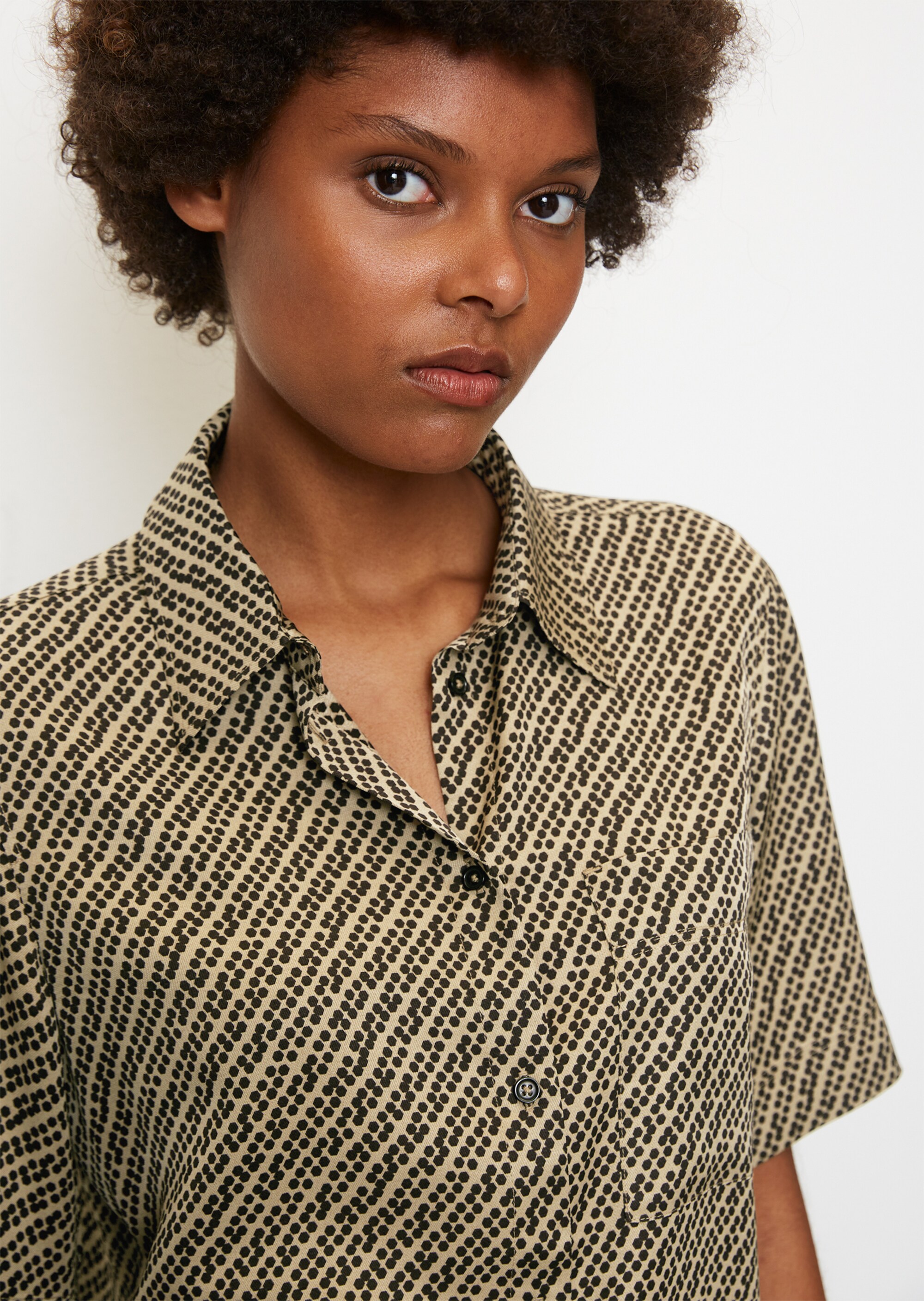 Fließende Print-Kurzarm-Bluseaus Viskose-Twill