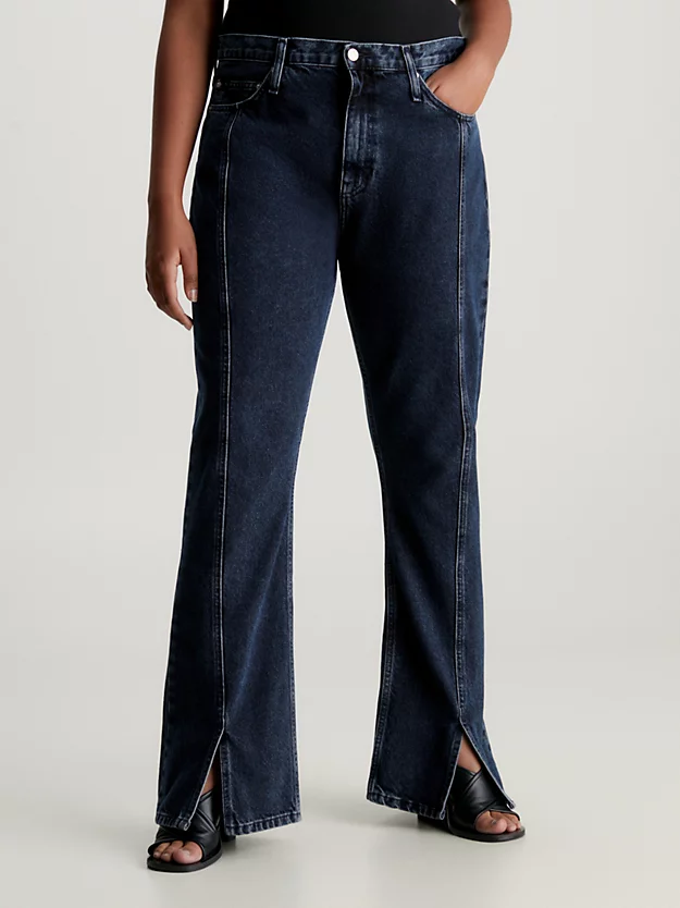 Calça jeans boca de sino com fenda na barra.