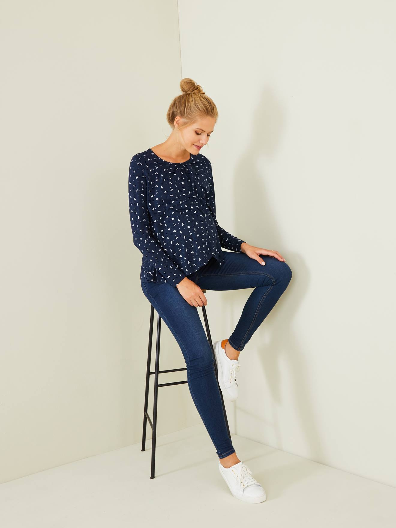 Blusa de maternidade e amamentação lisa em tom marrom escuro com bainhas cruzadas.
