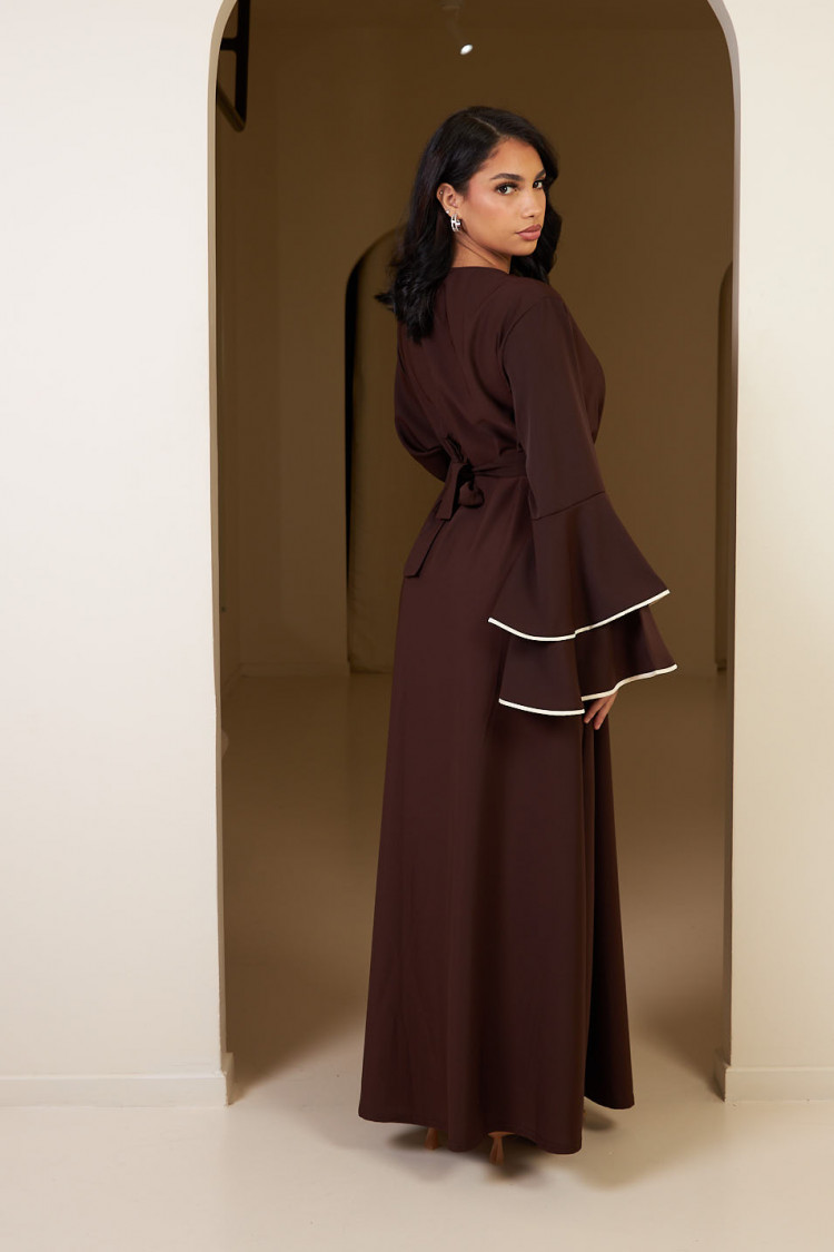 Robe marron ceinturée à manches à volants