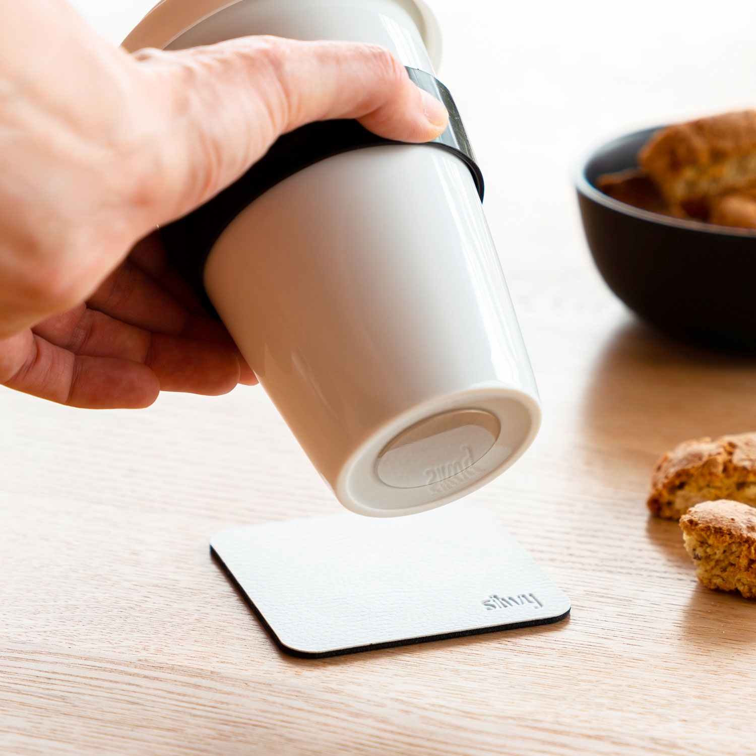 silwy® To-Go-Cup Porzellan Becher mit Deckel inkl. Metall-Nano-Gel Pad Untersetzer (350 ml)