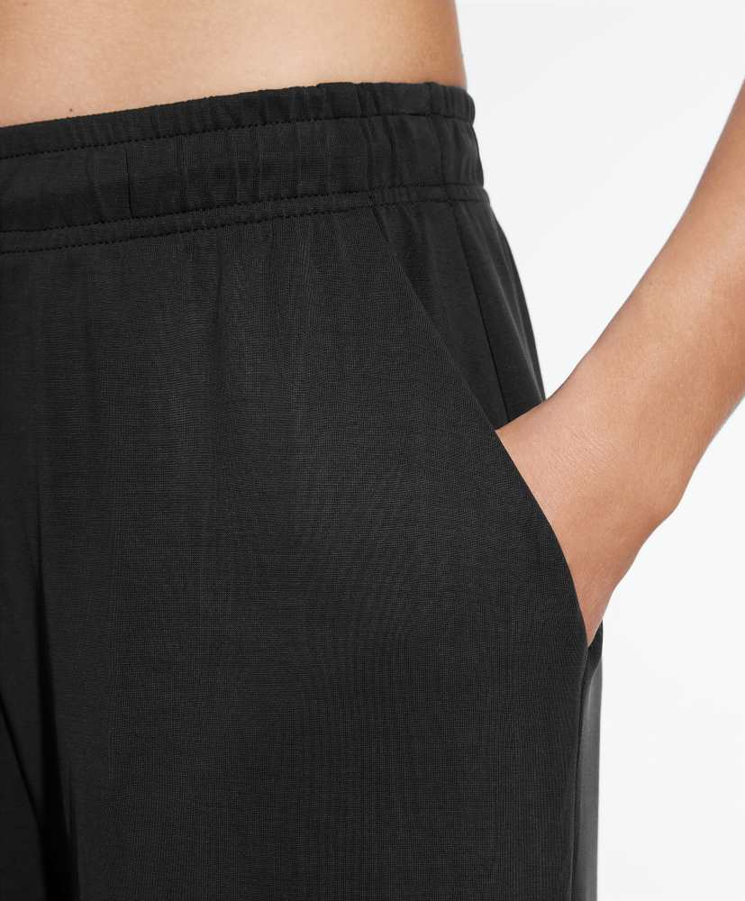 Calça cropped de pernas largas em modal macio ao toque