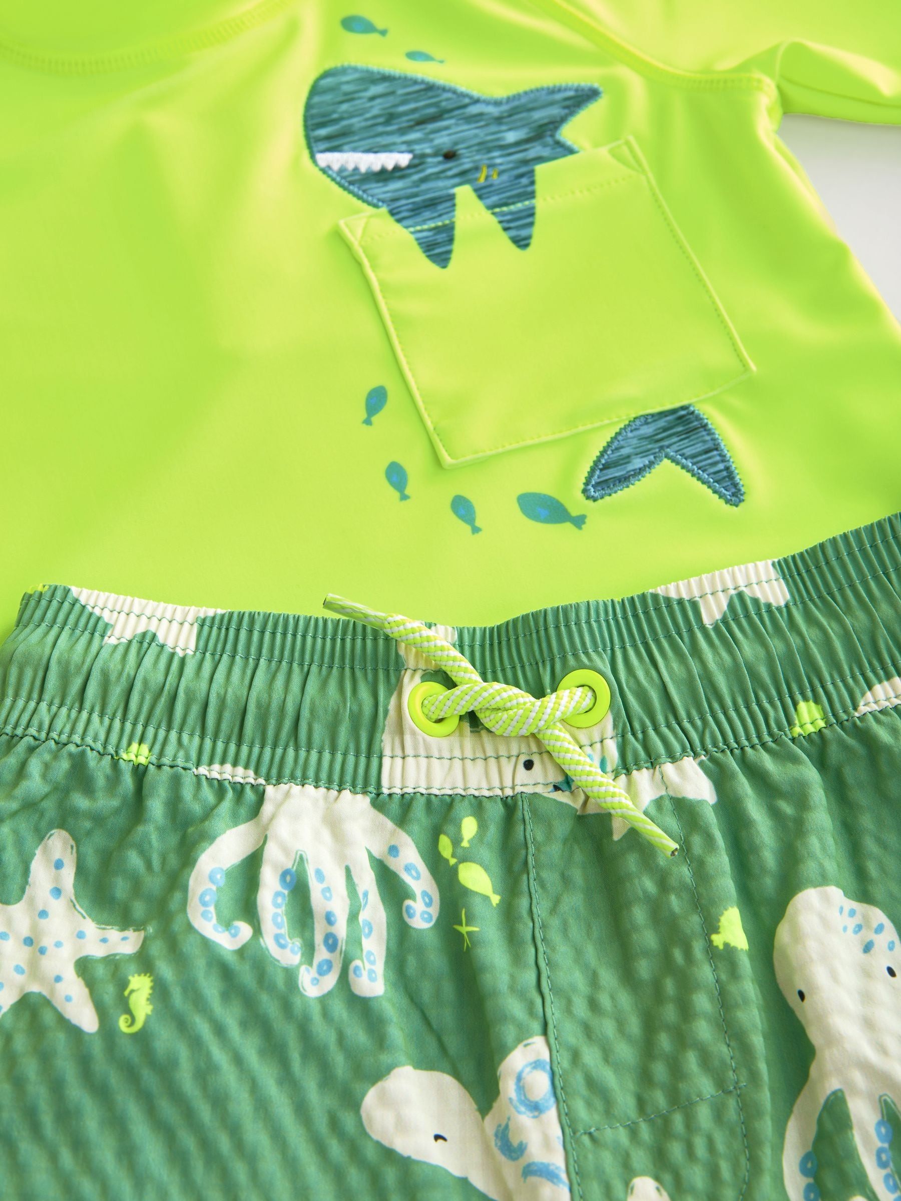 Geelgroene haai - Set van surfhemdje en shorts (3 mnd - 7 jr)