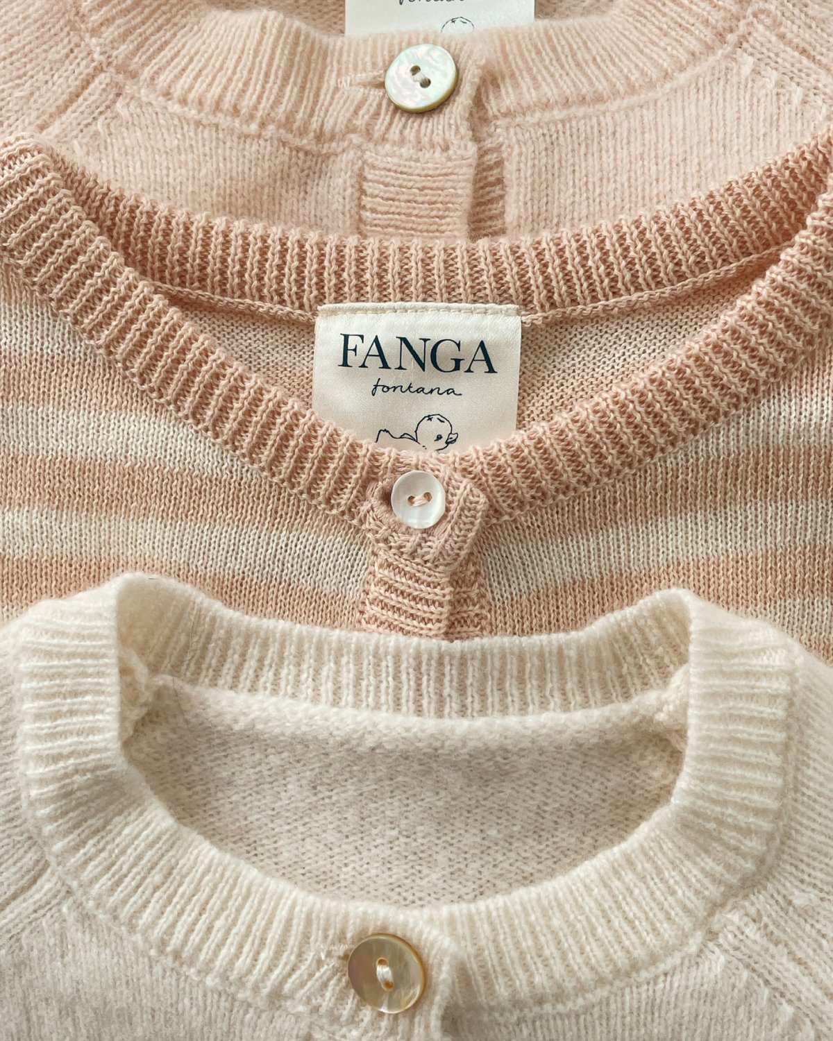 Ullcardigan Baby m/ Perlemorknapper – 100% Merino