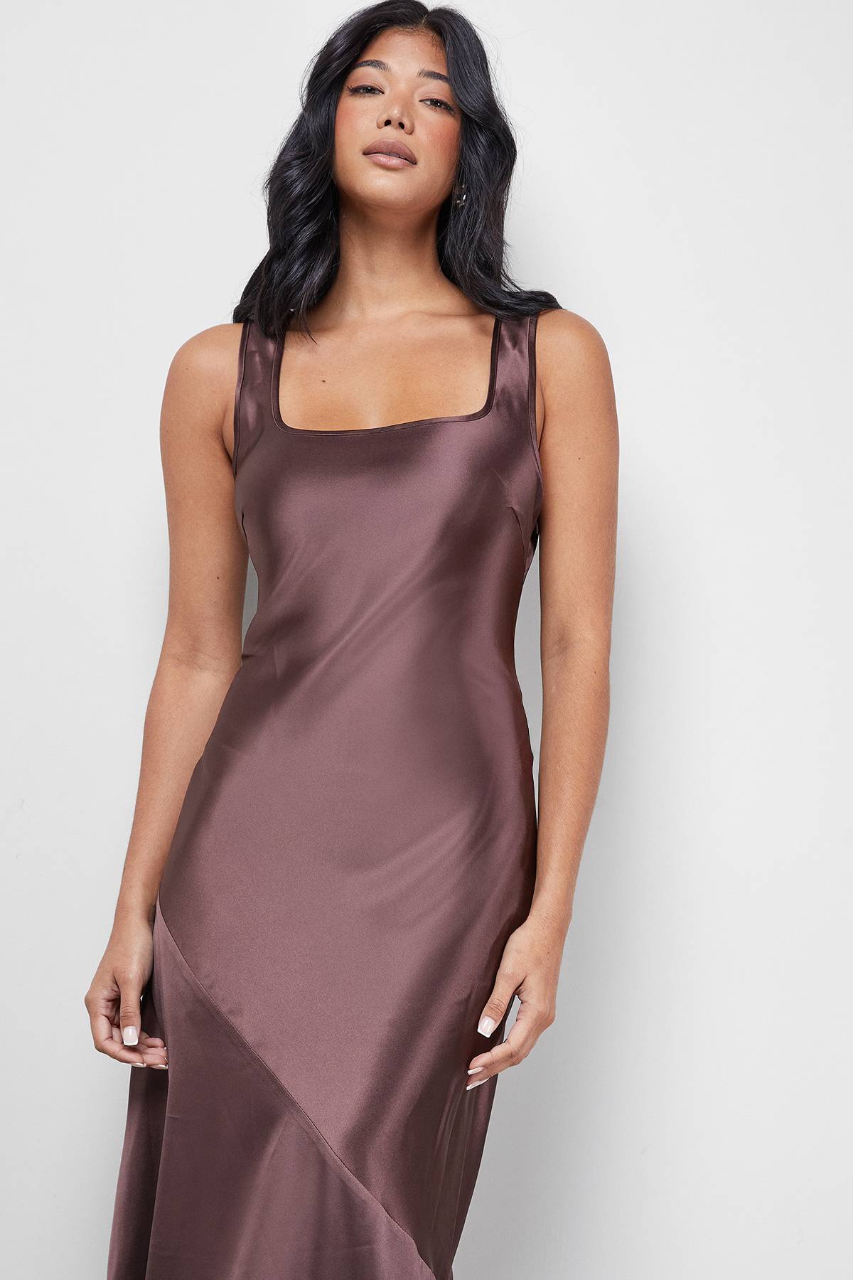 Warehouse Robe Nuisette Mi-longue En Satin À Encolure Carrée Et Coupe Biais