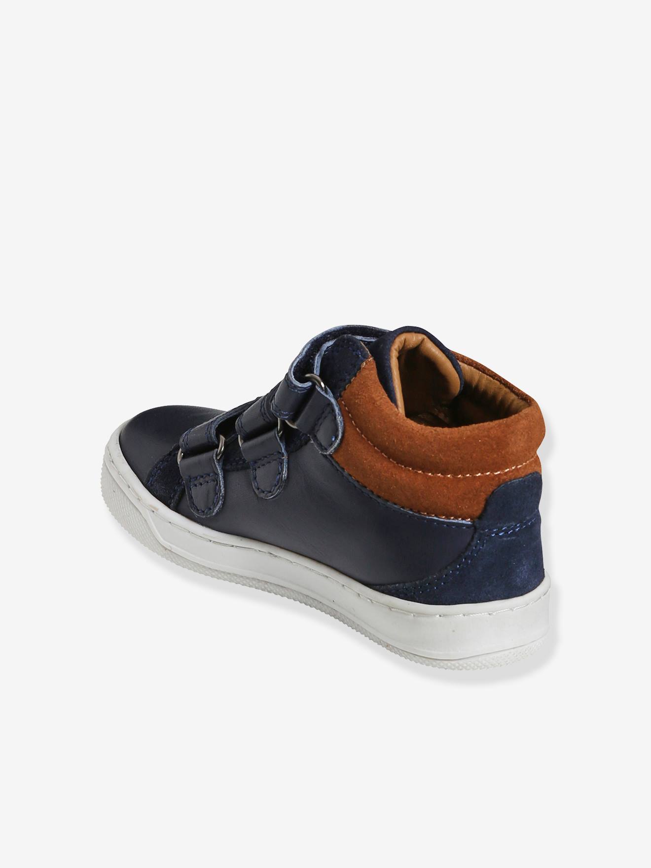 Tênis de cano alto em couro para meninos, modelo especial com design diferenciado, cor azul-marinho lisa.