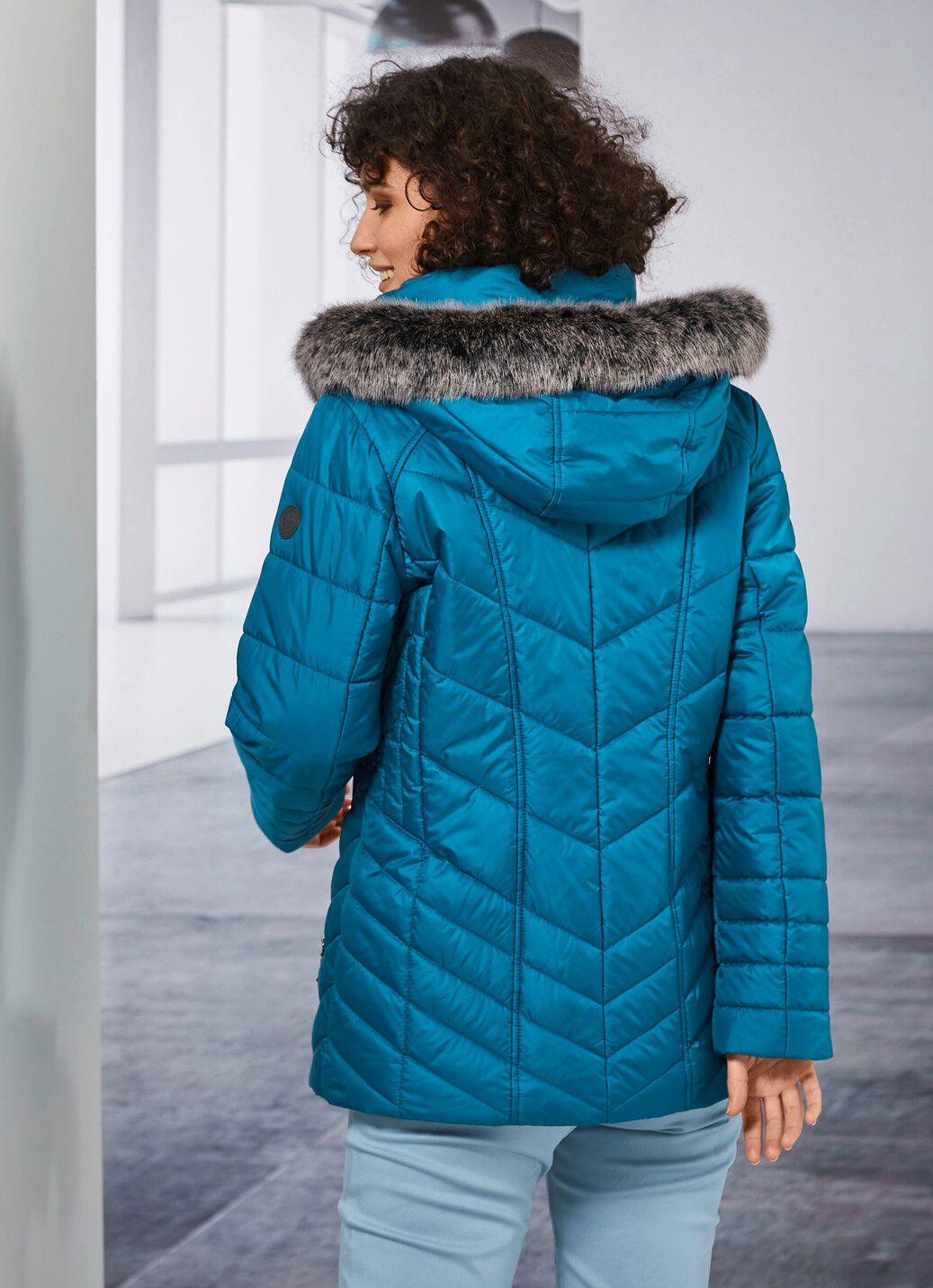 Jacke mit abnehmbarer Kapuze