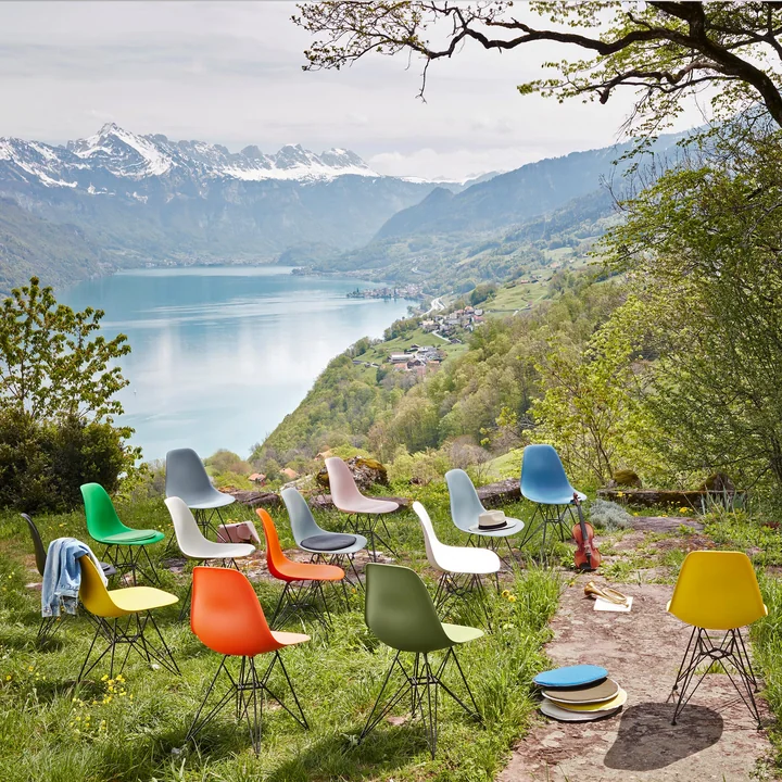 Vitra - Eames Plastic Side Chair DSR RE, basic dark / tiefschwarz (Filzgleiter basic dark) (4er-Set)