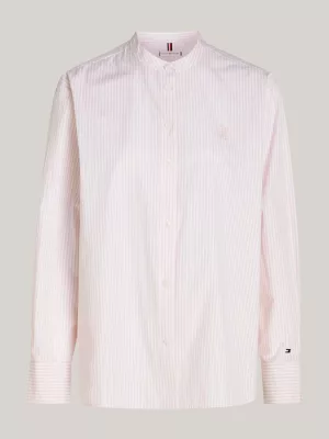 Camisa listrada sem gola e de modelagem ampla.