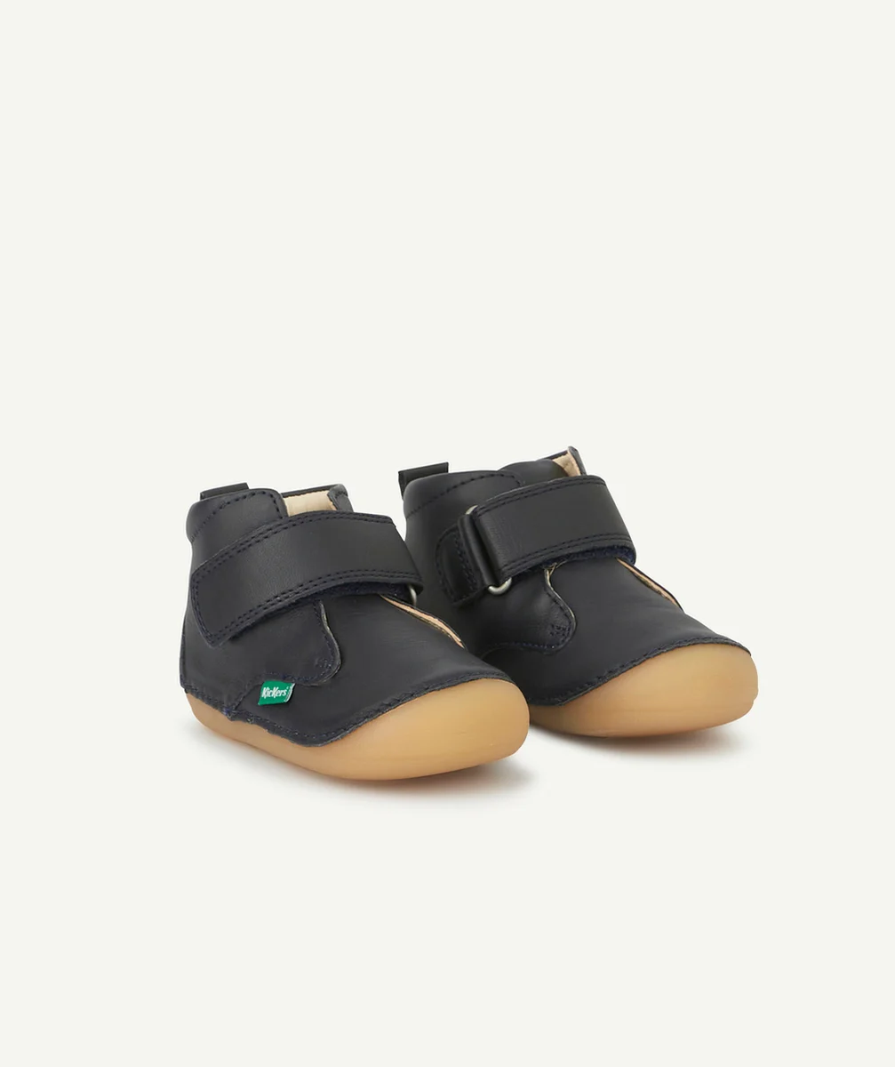 KICKERSBOTTINES BÉBÉ EN CUIR BLEU MARINE AVEC BANDE AUTO AGRIPPANTE