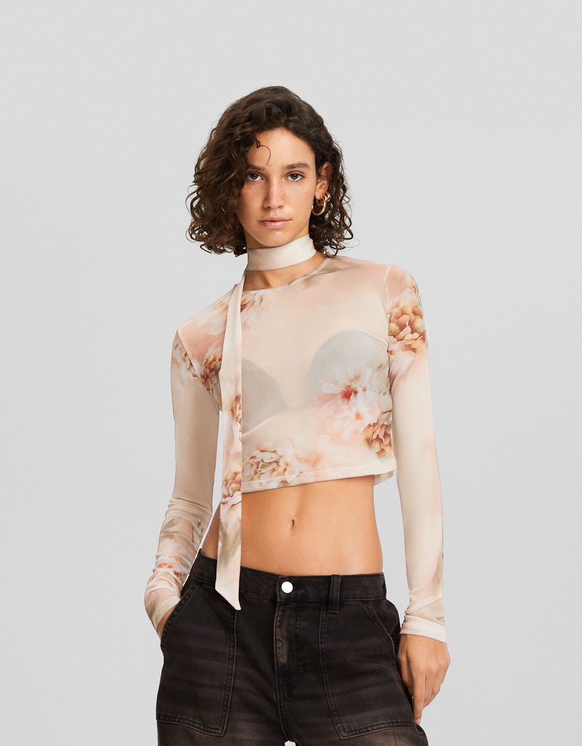 Camiseta de tule de manga comprida com estampa floral e lenço.