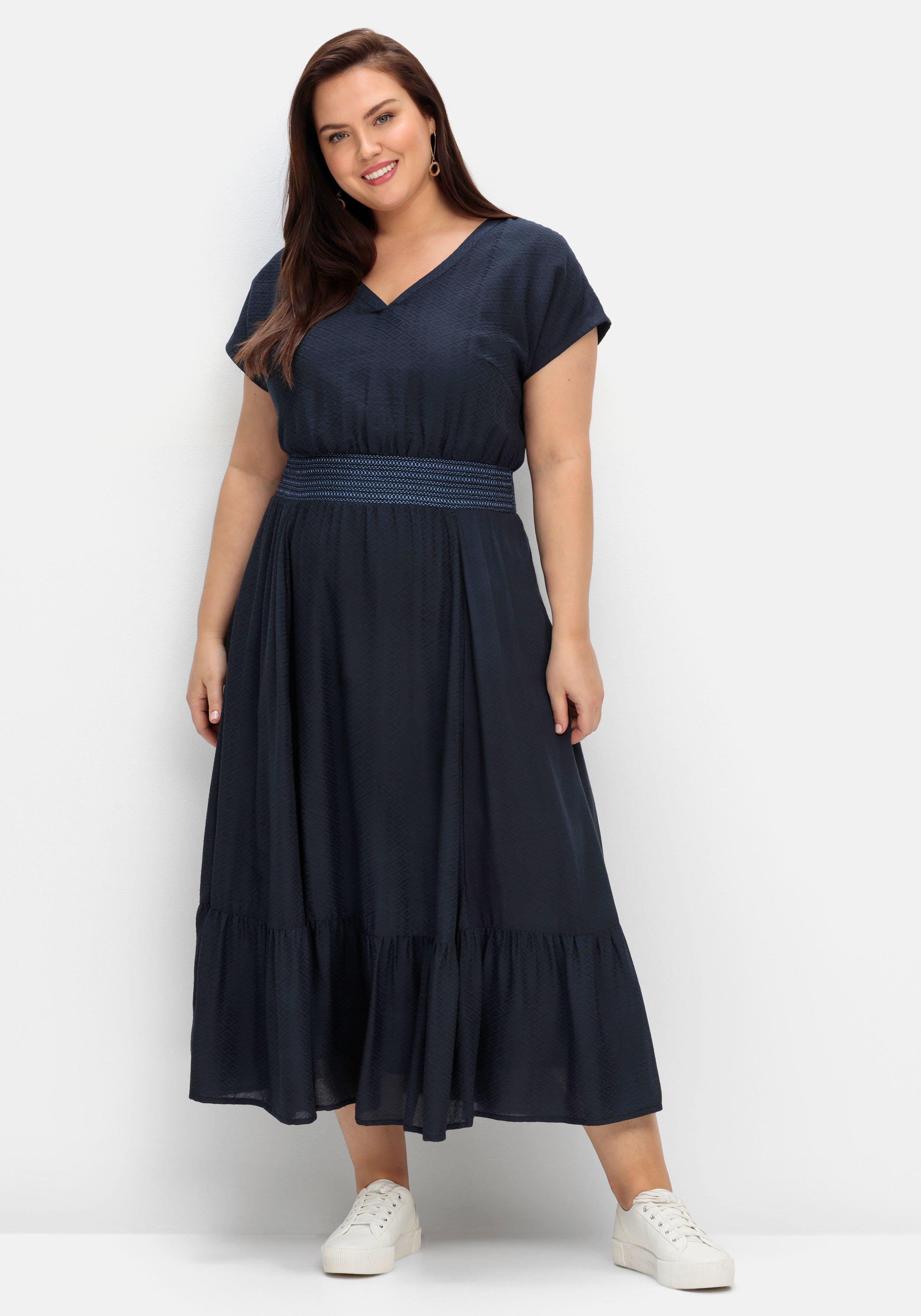 Maxikleid mit Smokbund und Volant am Saum