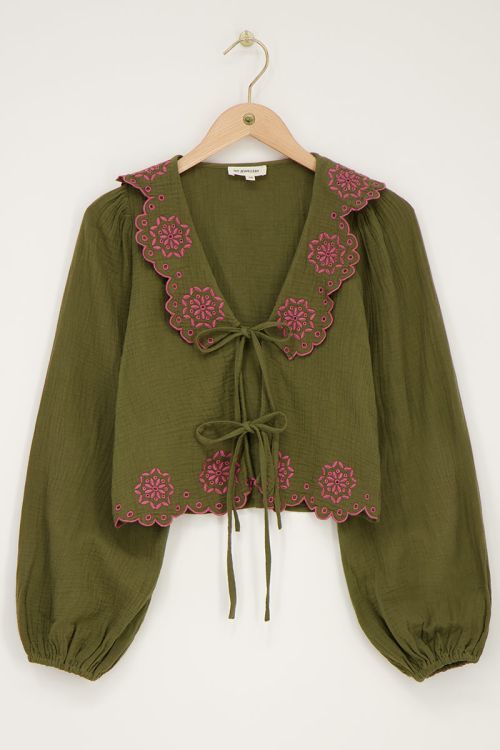 Groene mousseline top met embroidery en strikjes