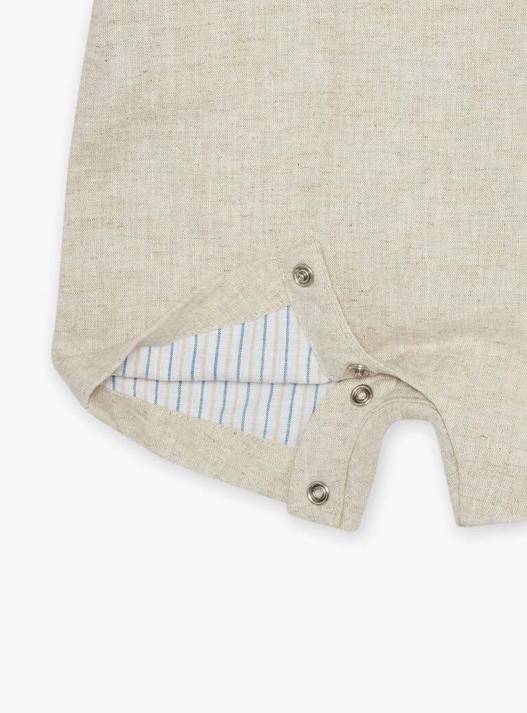 Salopette courte beige en lin et body écru