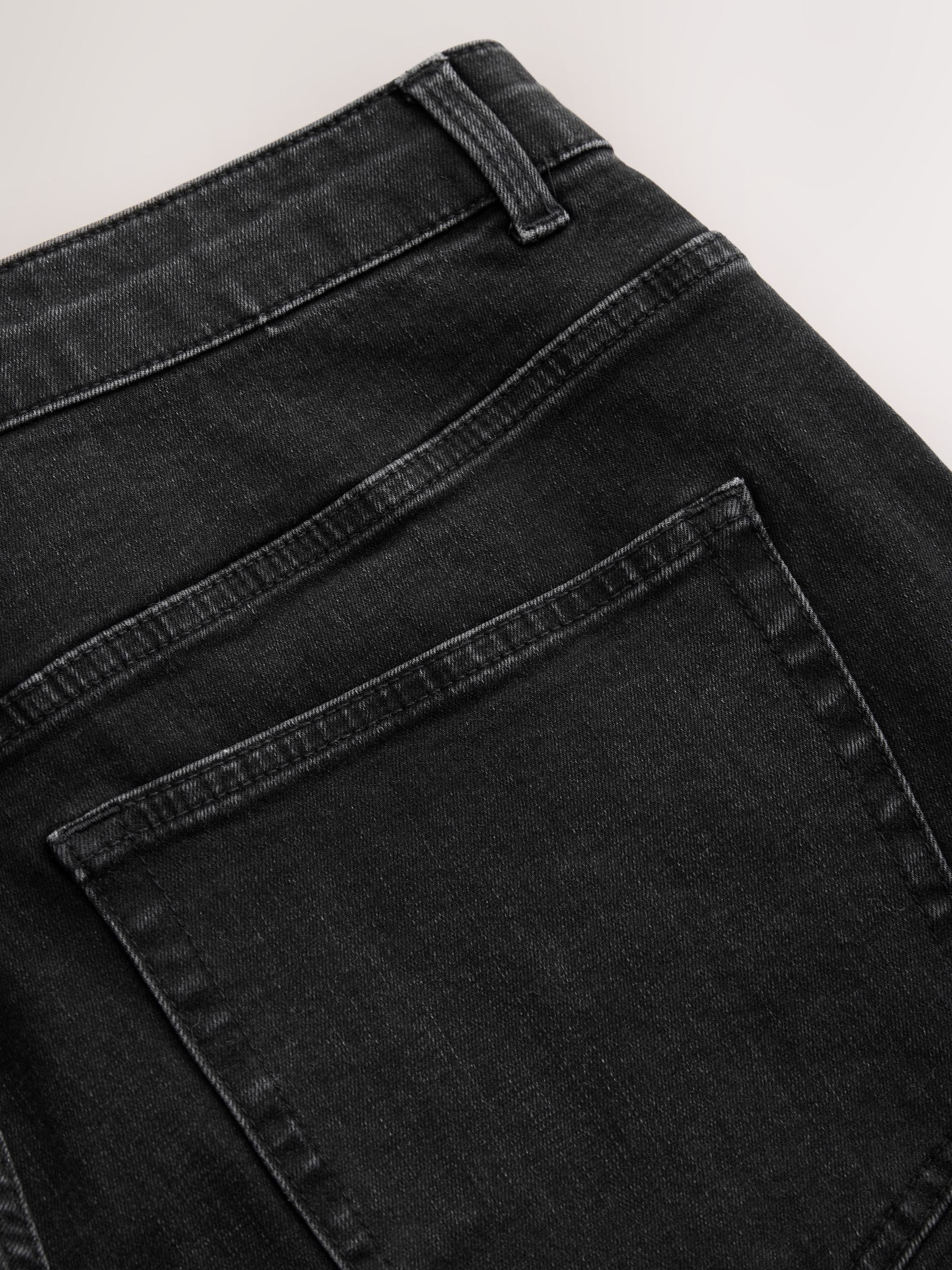 Zwart - Klassieke stretchjeans met standaard taps toelopende pasvorm
