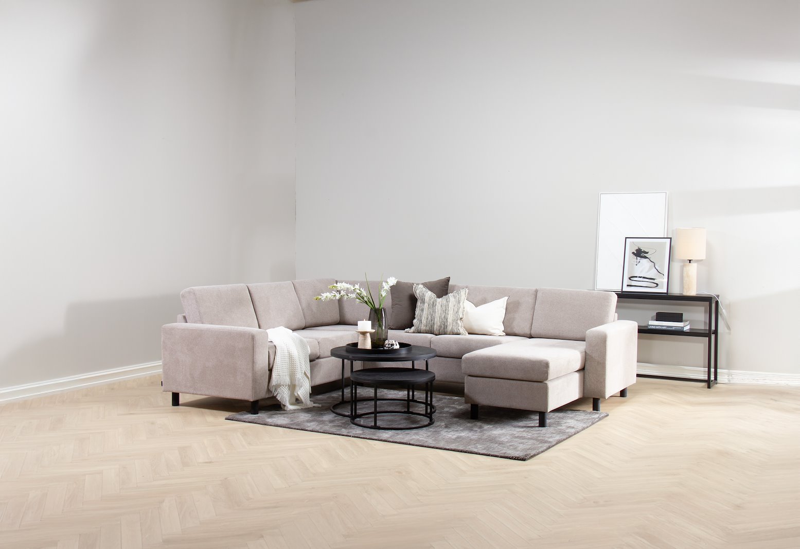 Square U-hjørnesofa Tekstil Enter 10 Liver med arm 4 og runde ben i eik natur 12 cm. Vendbar sjeselong