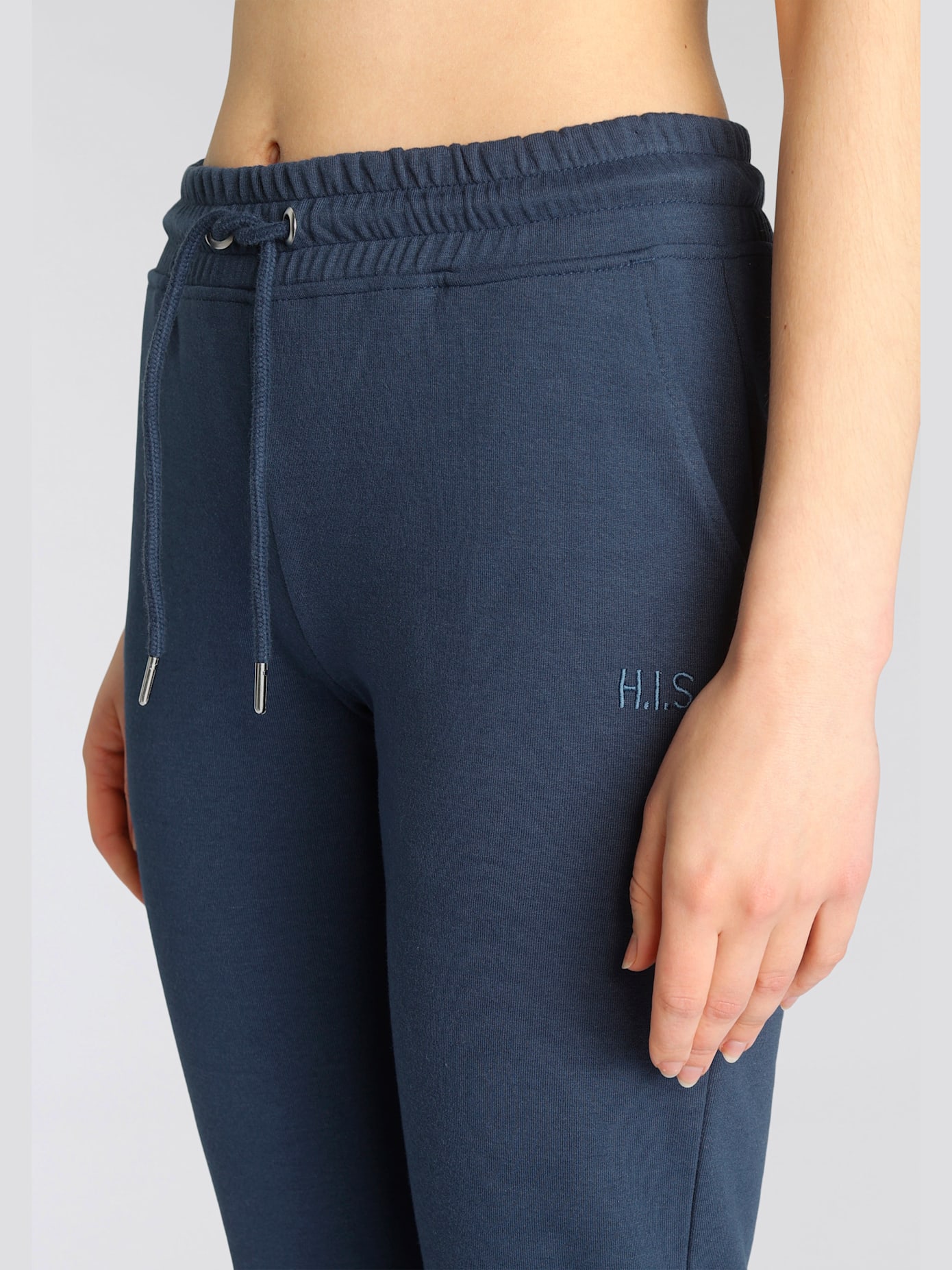 Pantalon basique avec petit logo brodé