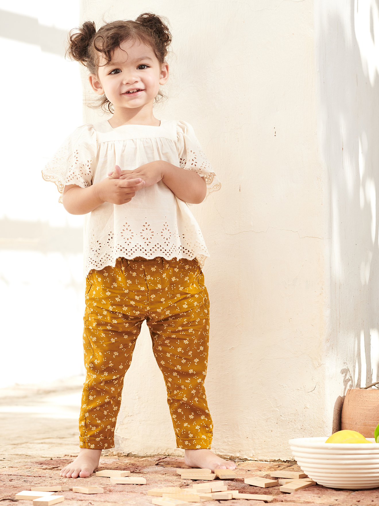 Conjunto para bebê: Calça fluida + Blusa de manga curta com bordado inglês