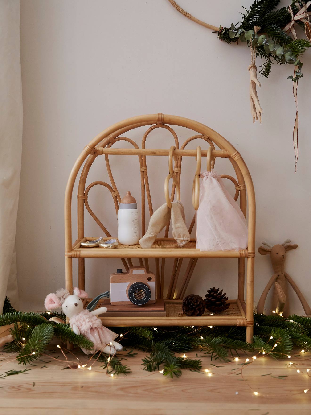 Guarda-roupa de boneca em rattan bege